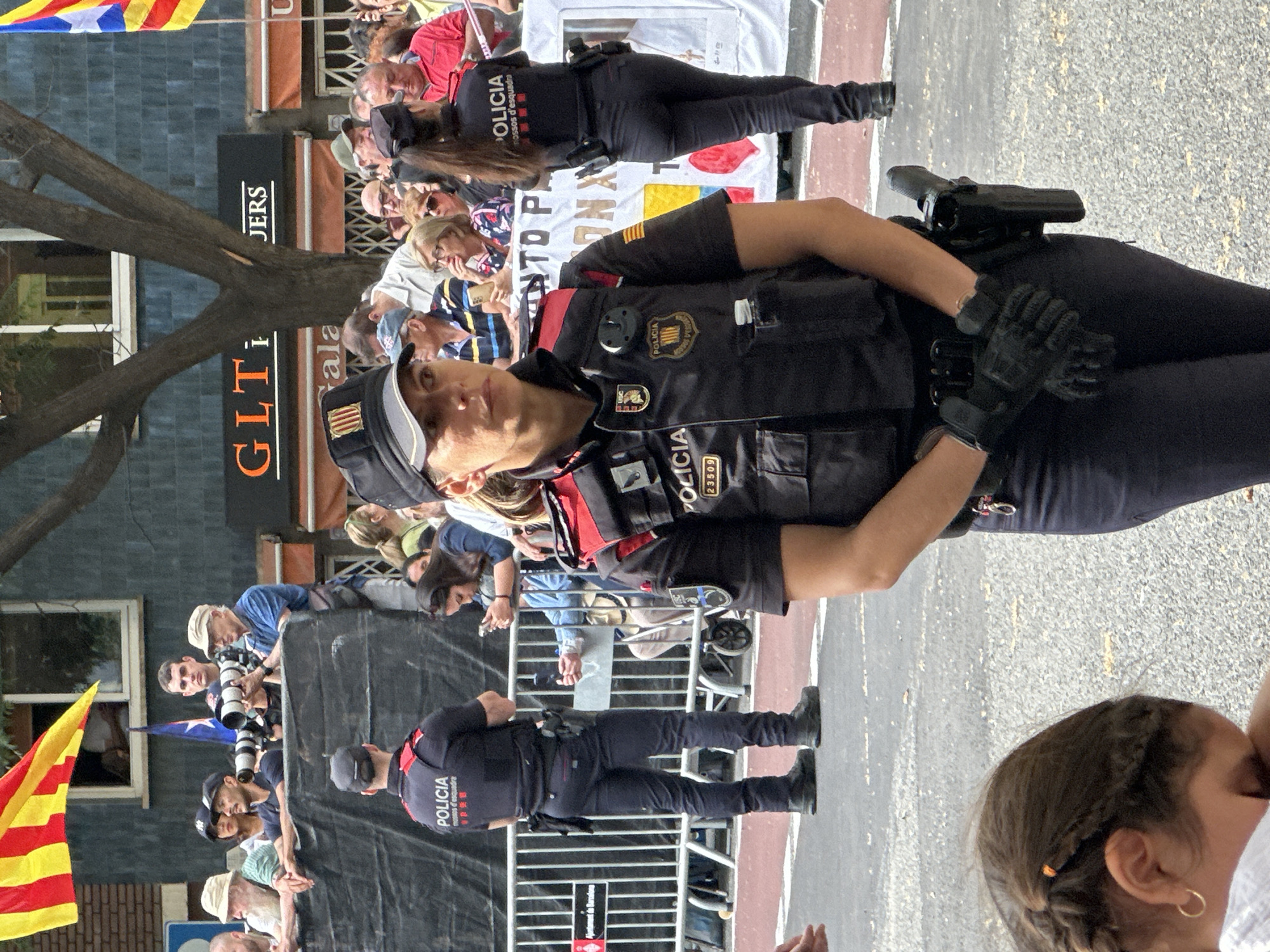 Large crowd gathers for apparent papal procession in Barcelona