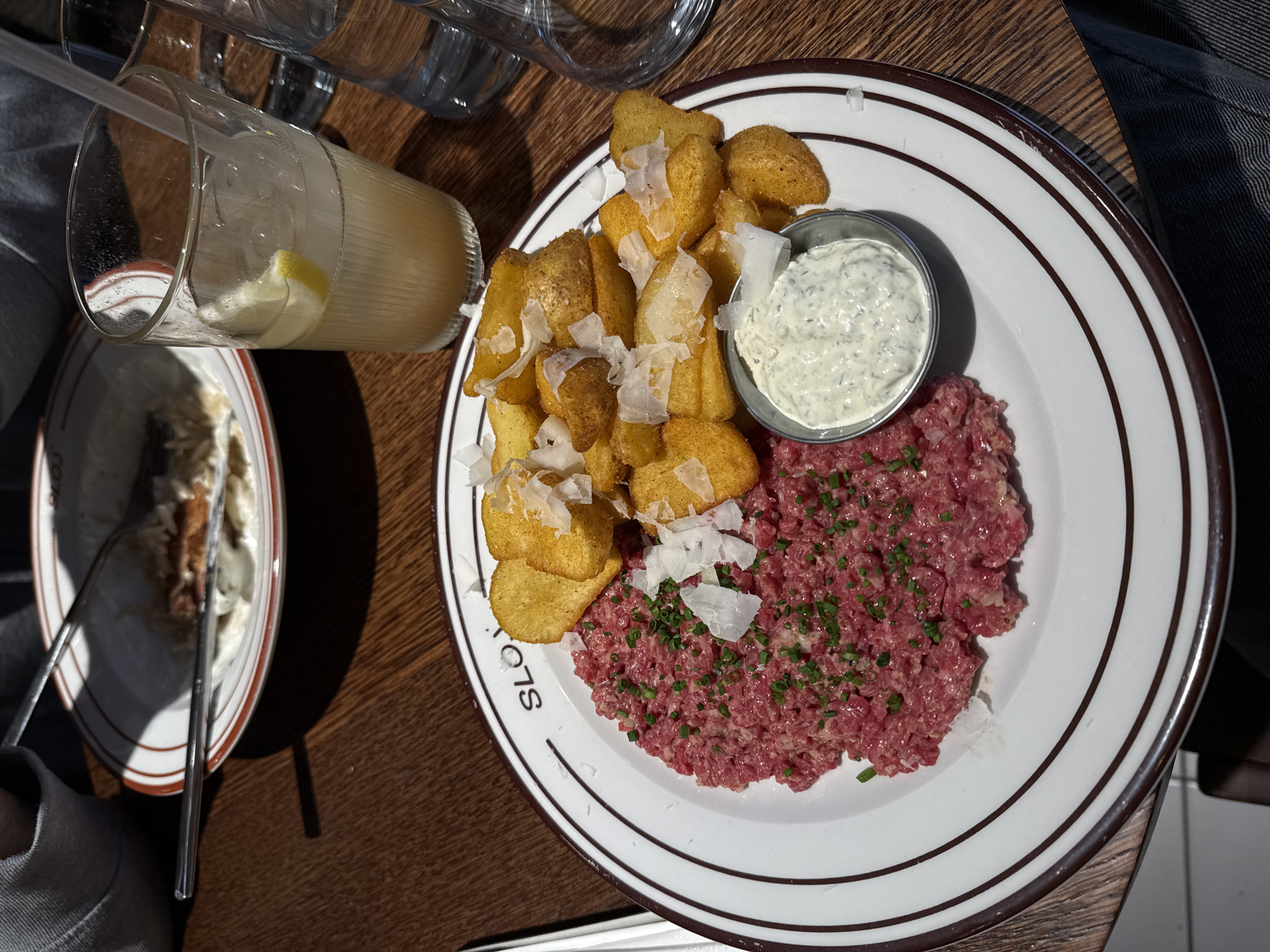 Afternoon dining and social activities documented across Belgrade venues