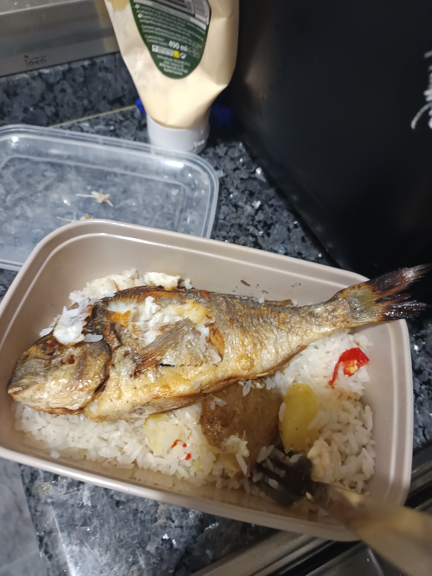 Late-night fish cooking documented in L'Hospitalet de Llobregat