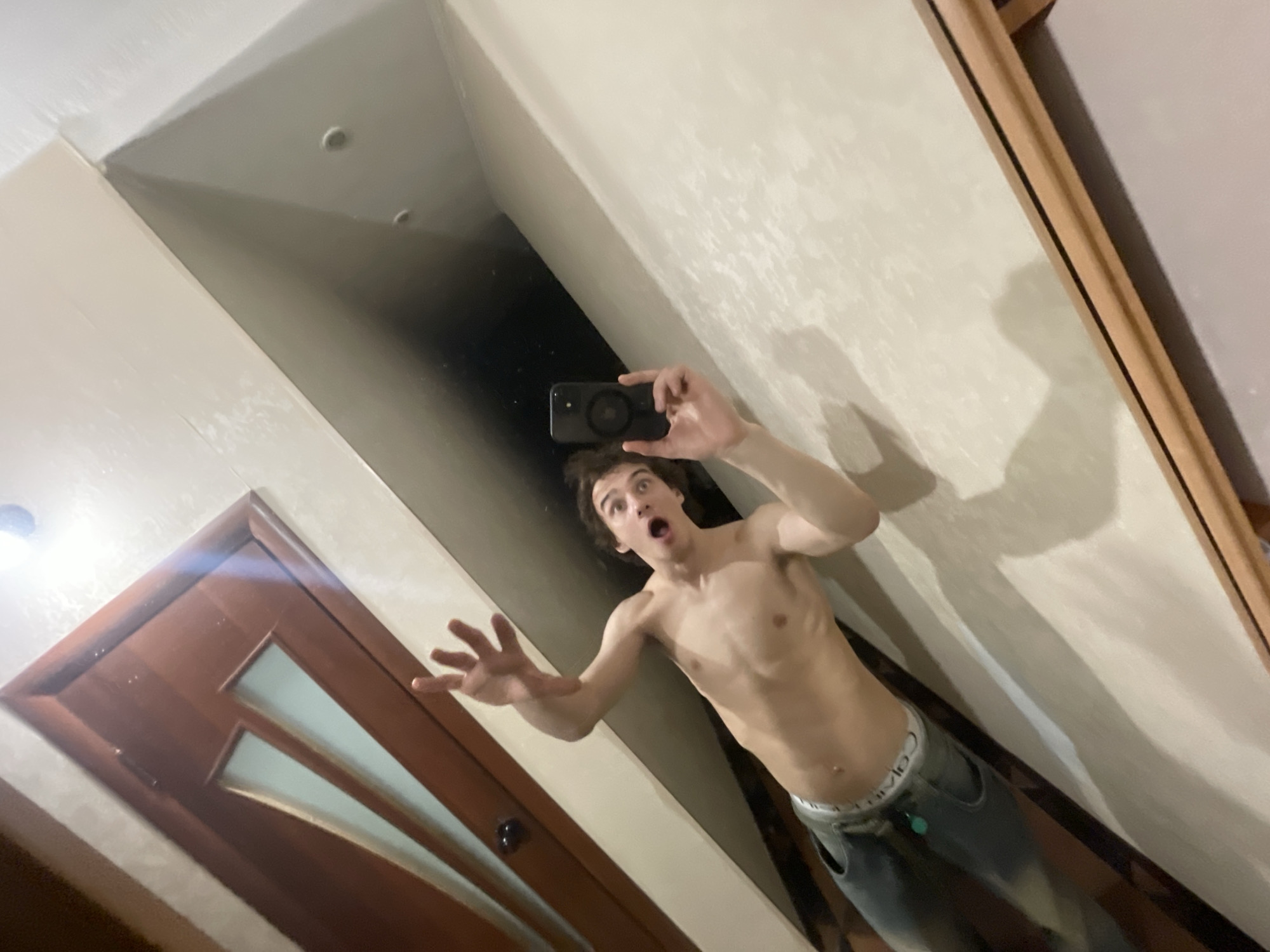 Young man takes disoriented bathroom selfies in Krasnoyarsk