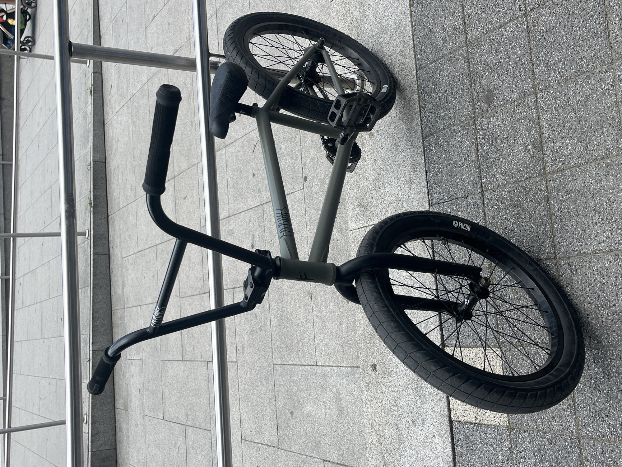 Urban memories captured: bikes, gardens, art, recreation across morning hours