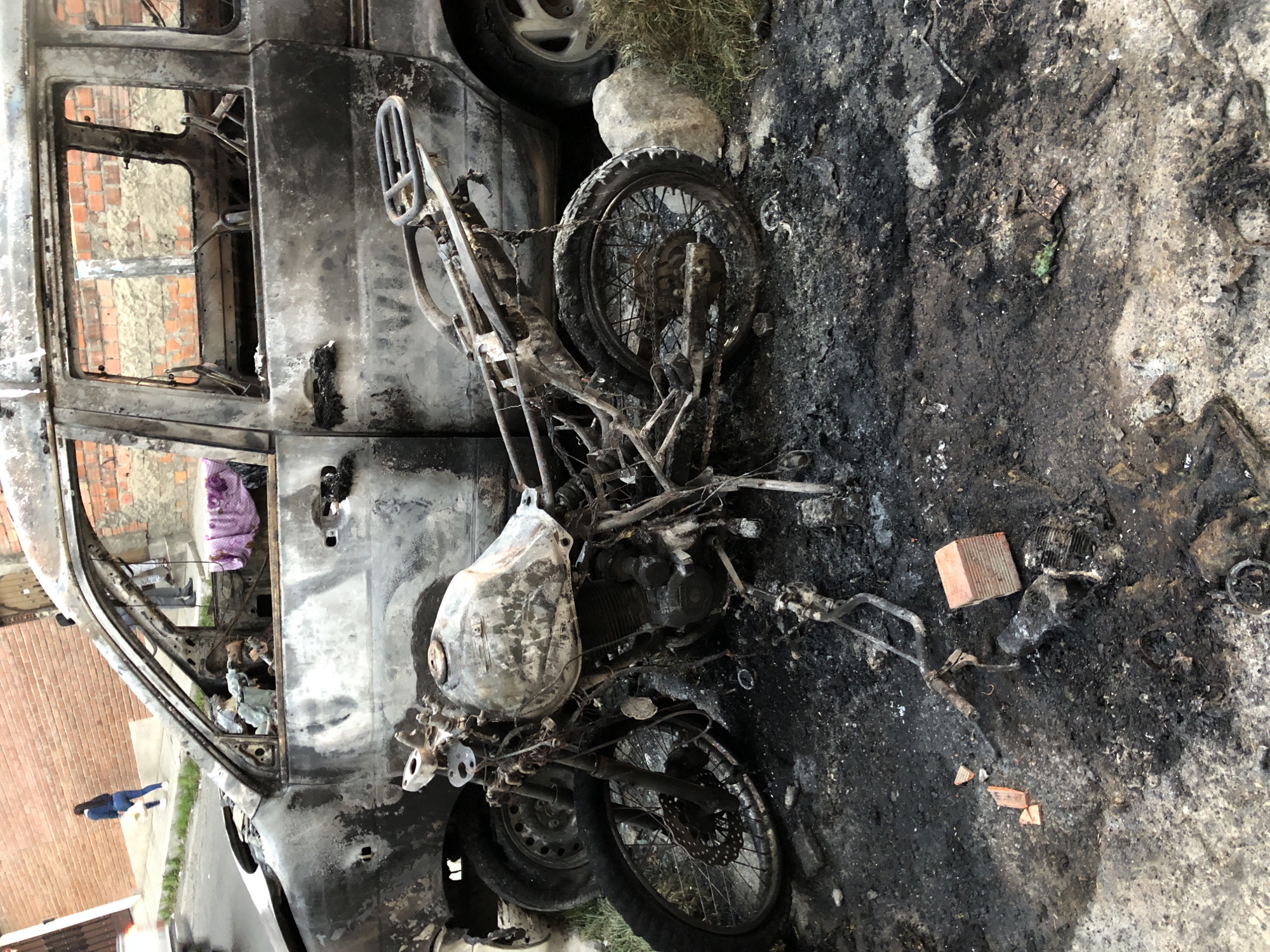 Vehicles burned in La Paz incident draws police, media response
