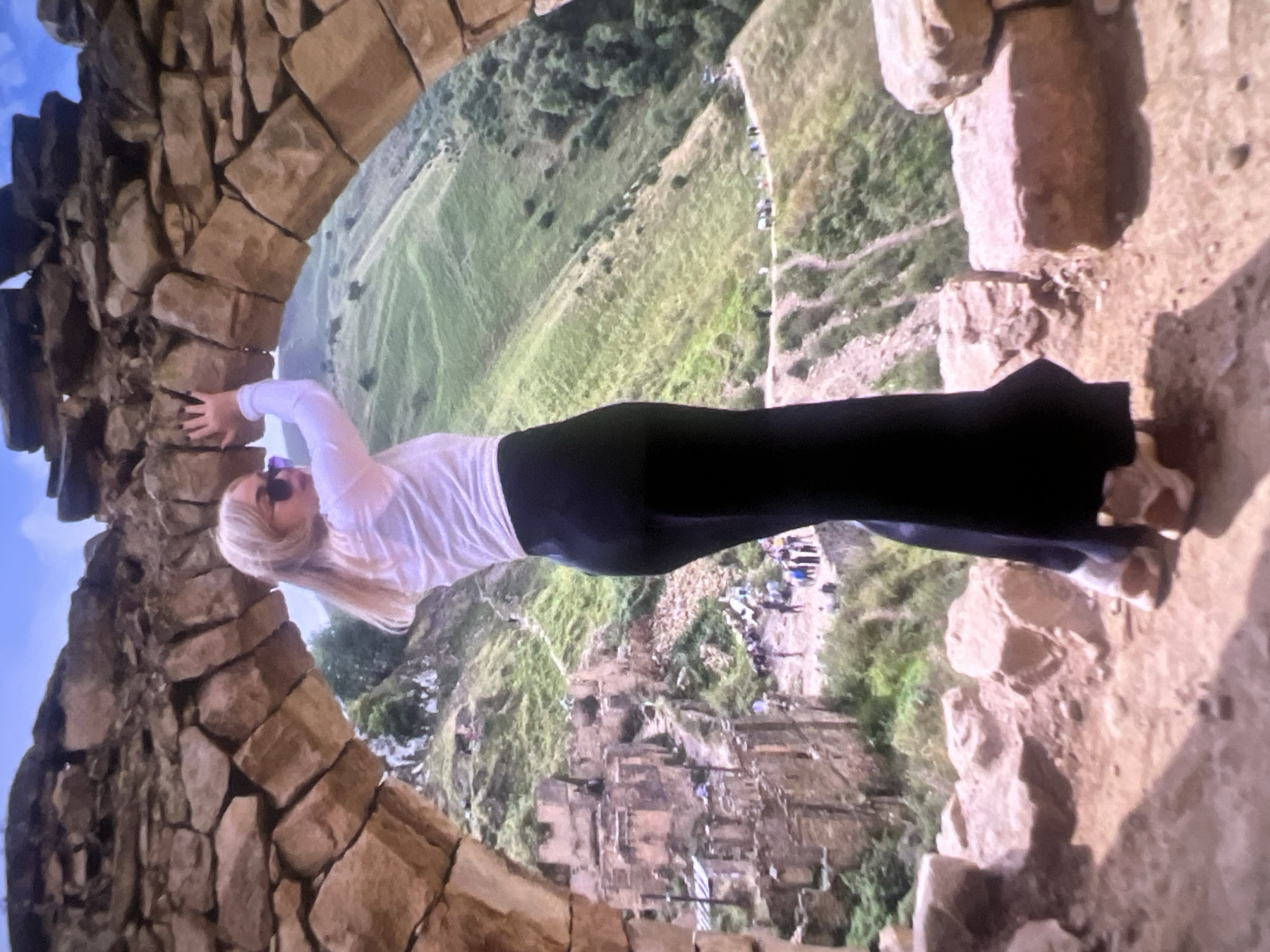 Woman documents mountain adventure in ten photos over three minutes