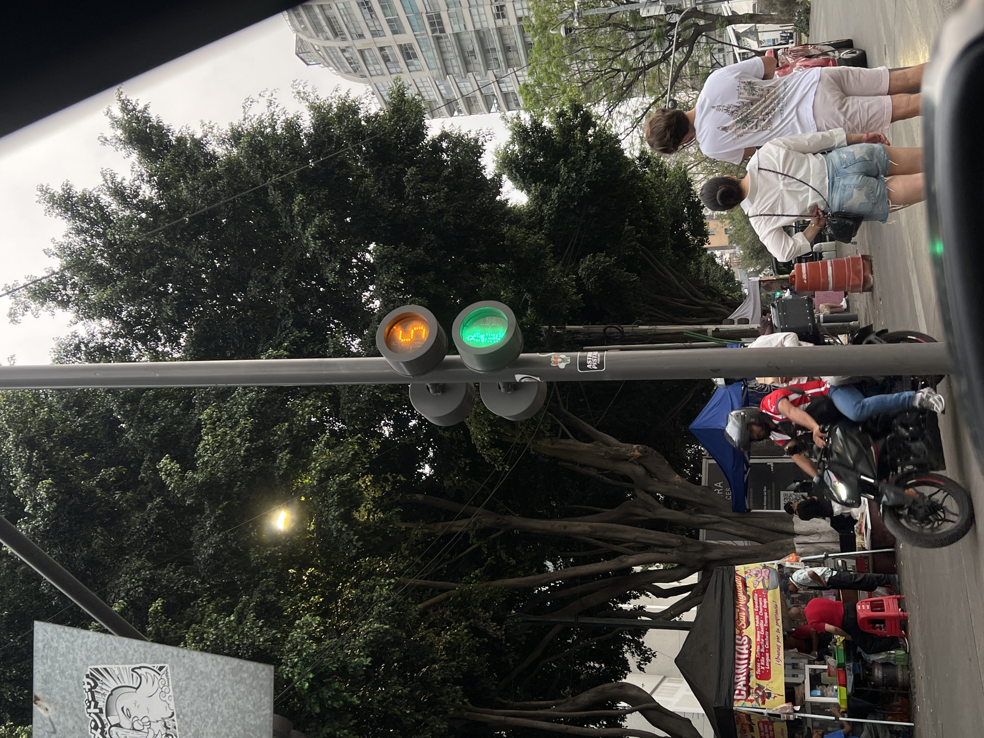 Traffic light with countdown timer observed in Mexico City