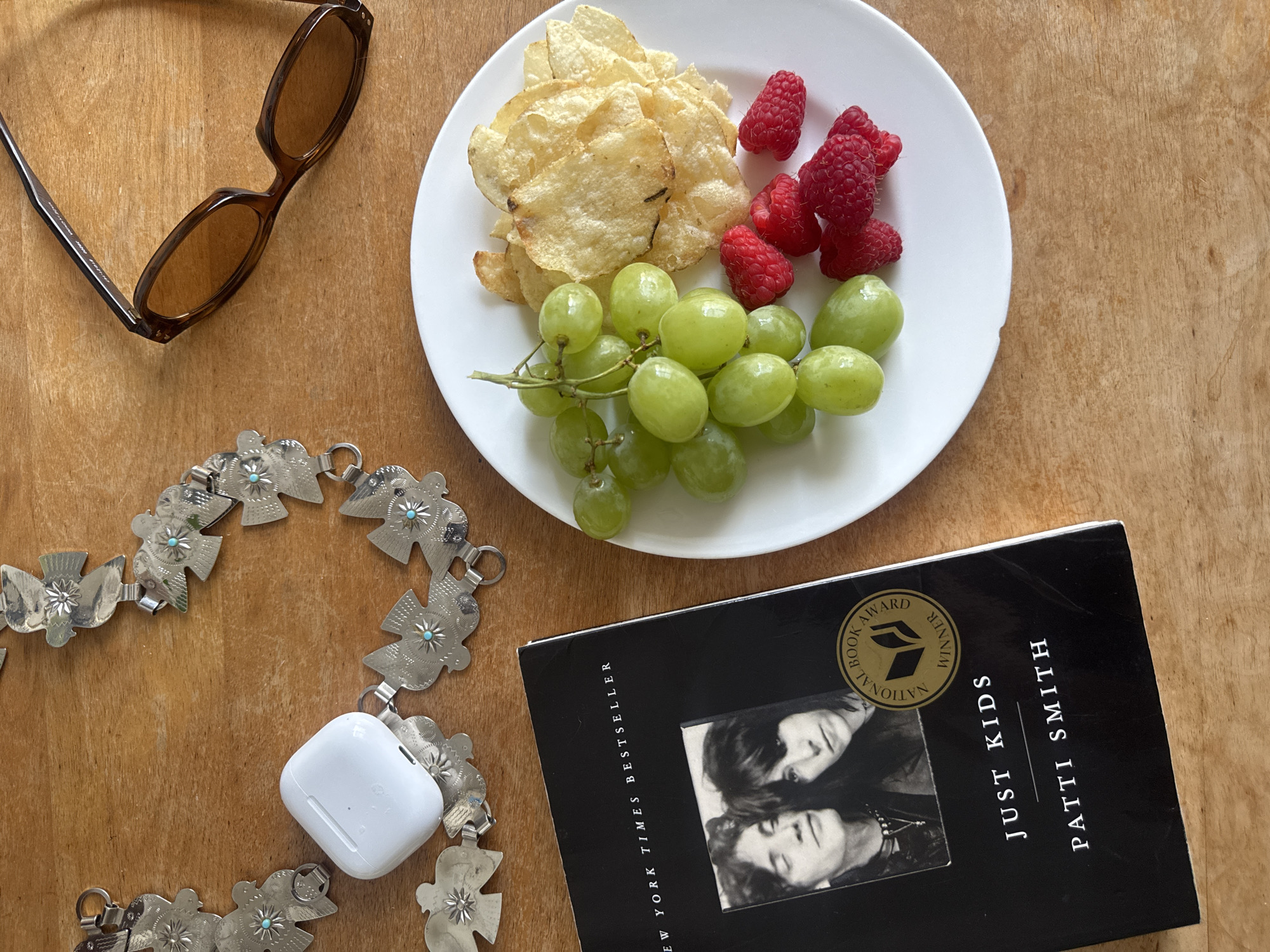 NYC resident shares healthy desk snacks with #DeskSnacks hashtag