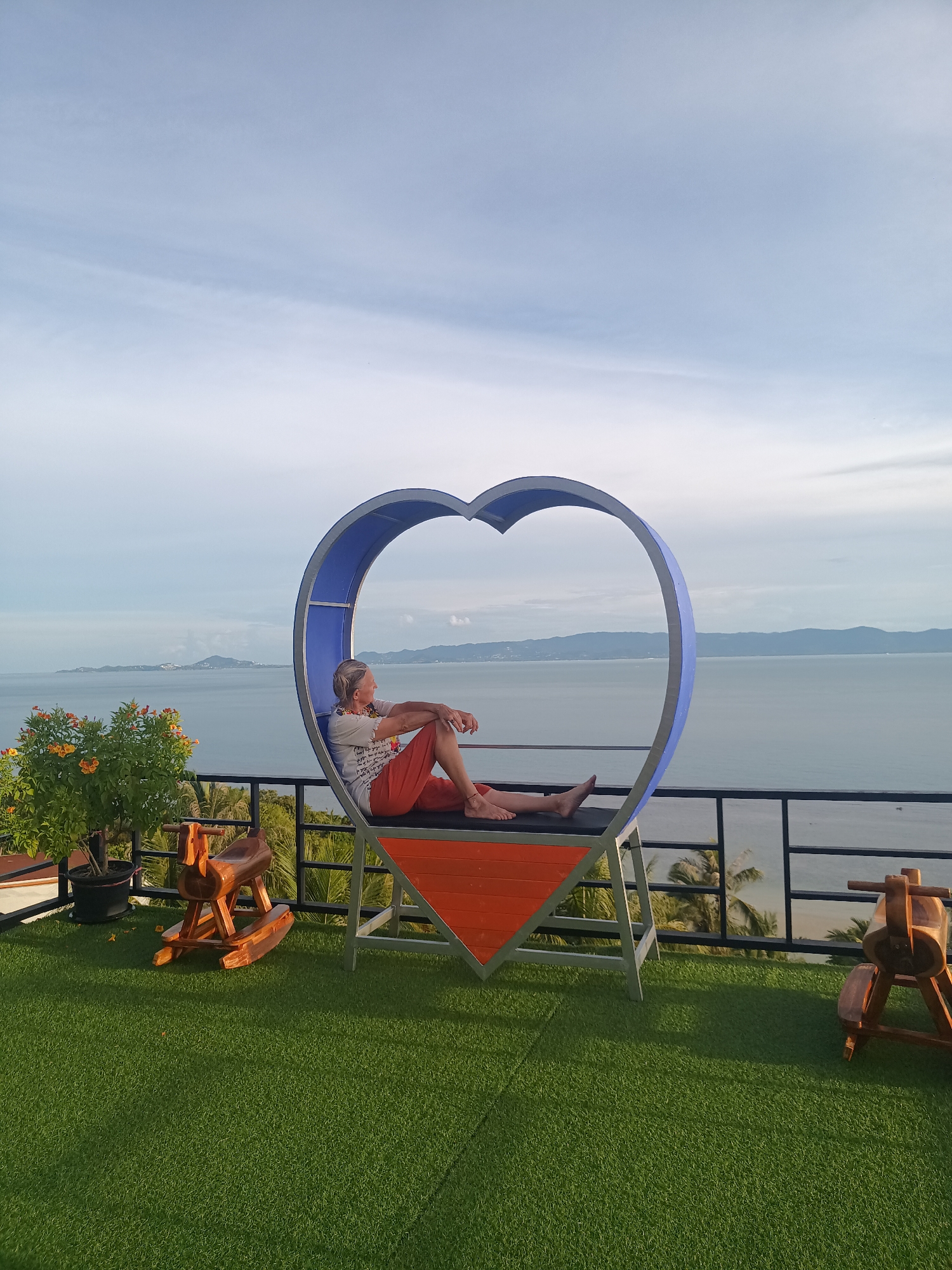 Rooftop heart bench, ocean views, and breakfast in Ban Tai