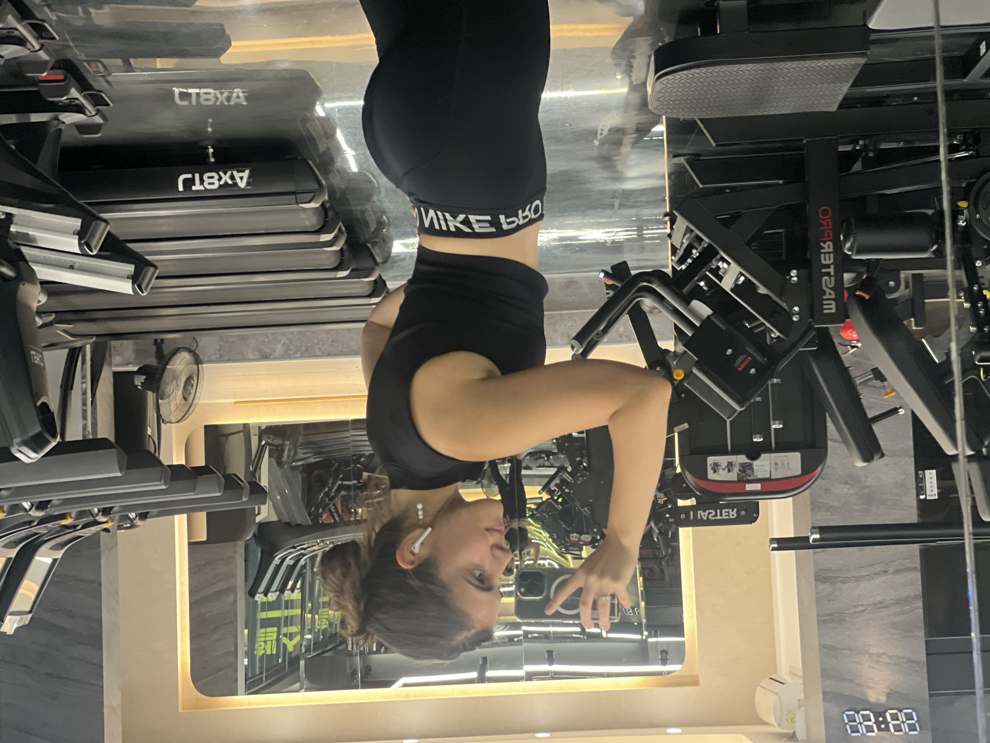 Gym session in Daegu: selfies and machine work in black athletic wear