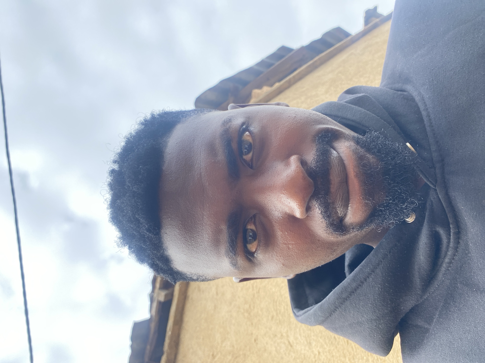 Daily life documented in Nigerian village over morning hour