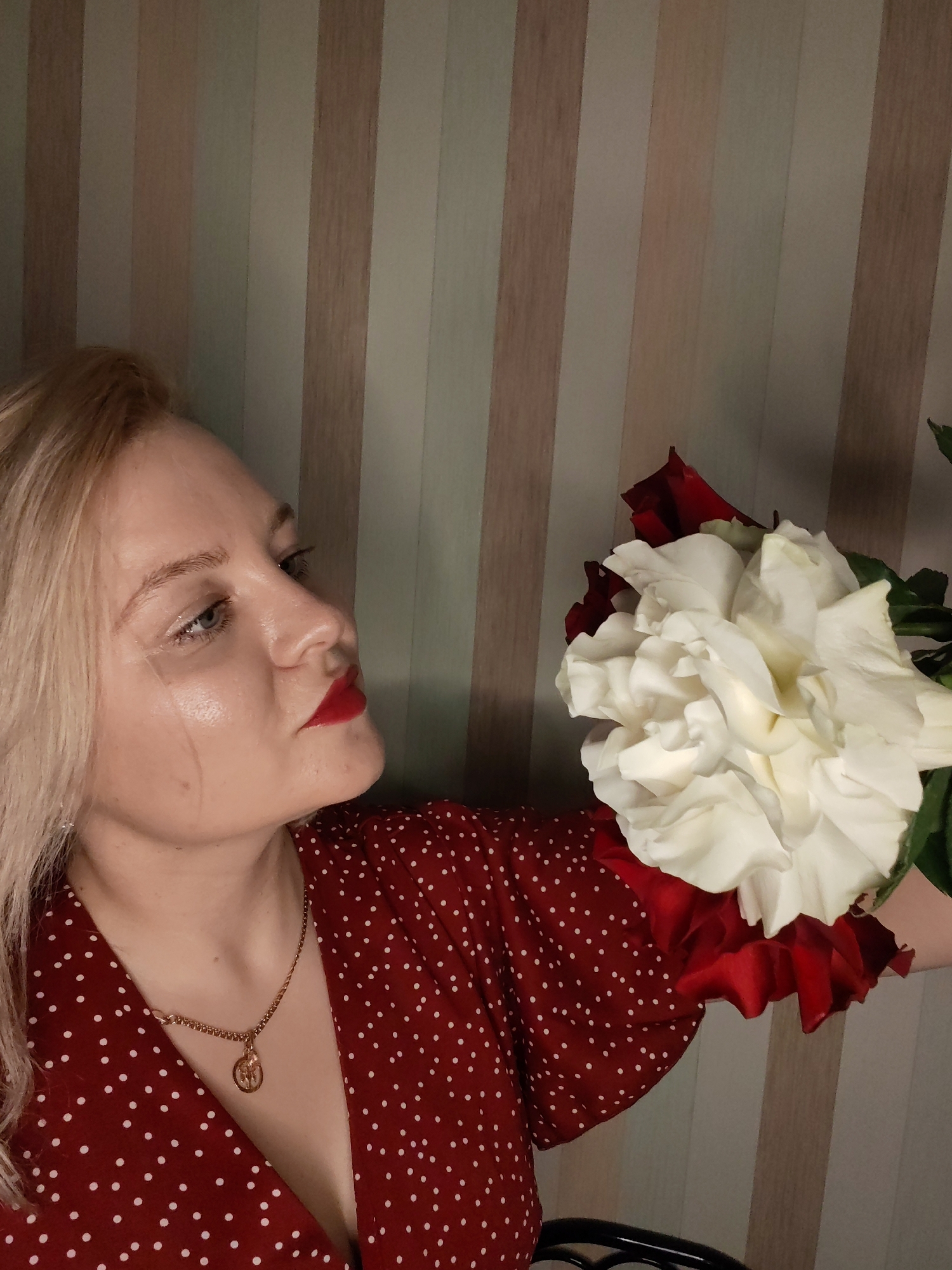 Woman poses with rose bouquet in Izhevsk portrait session