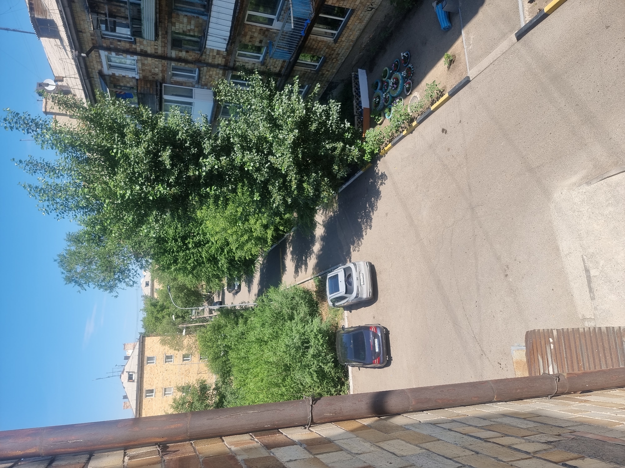 Everyday life in a Saran residential neighborhood, summer morning