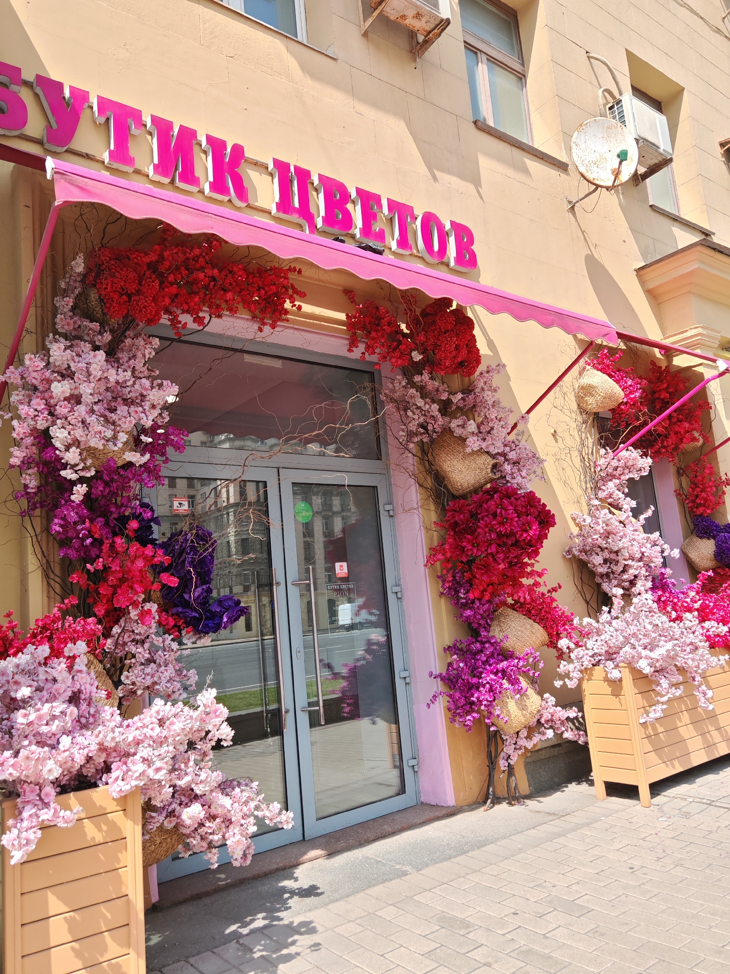 Street-level Moscow: statues, storefronts, and city traffic