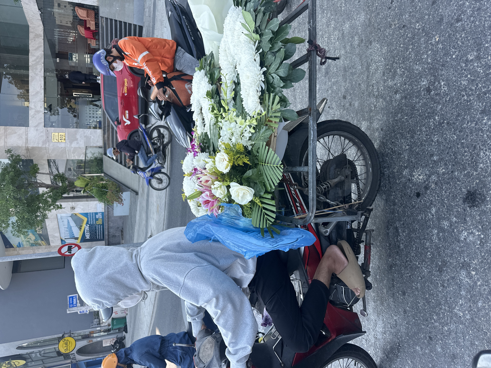 Motorcycle flower delivery spotted in Đà Nẵng