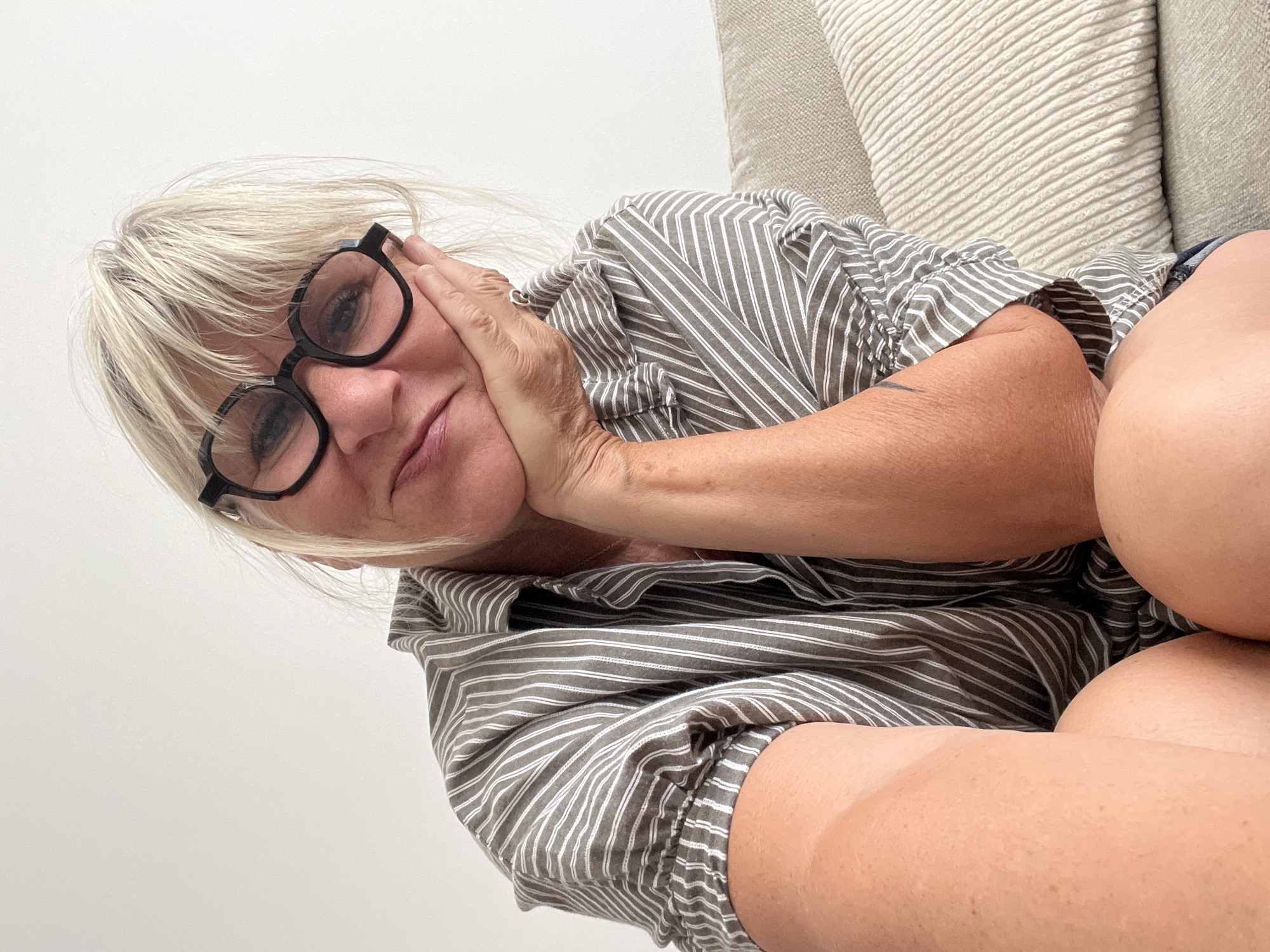 Relaxed morning in a Cannes apartment, mirror selfie and couch shots