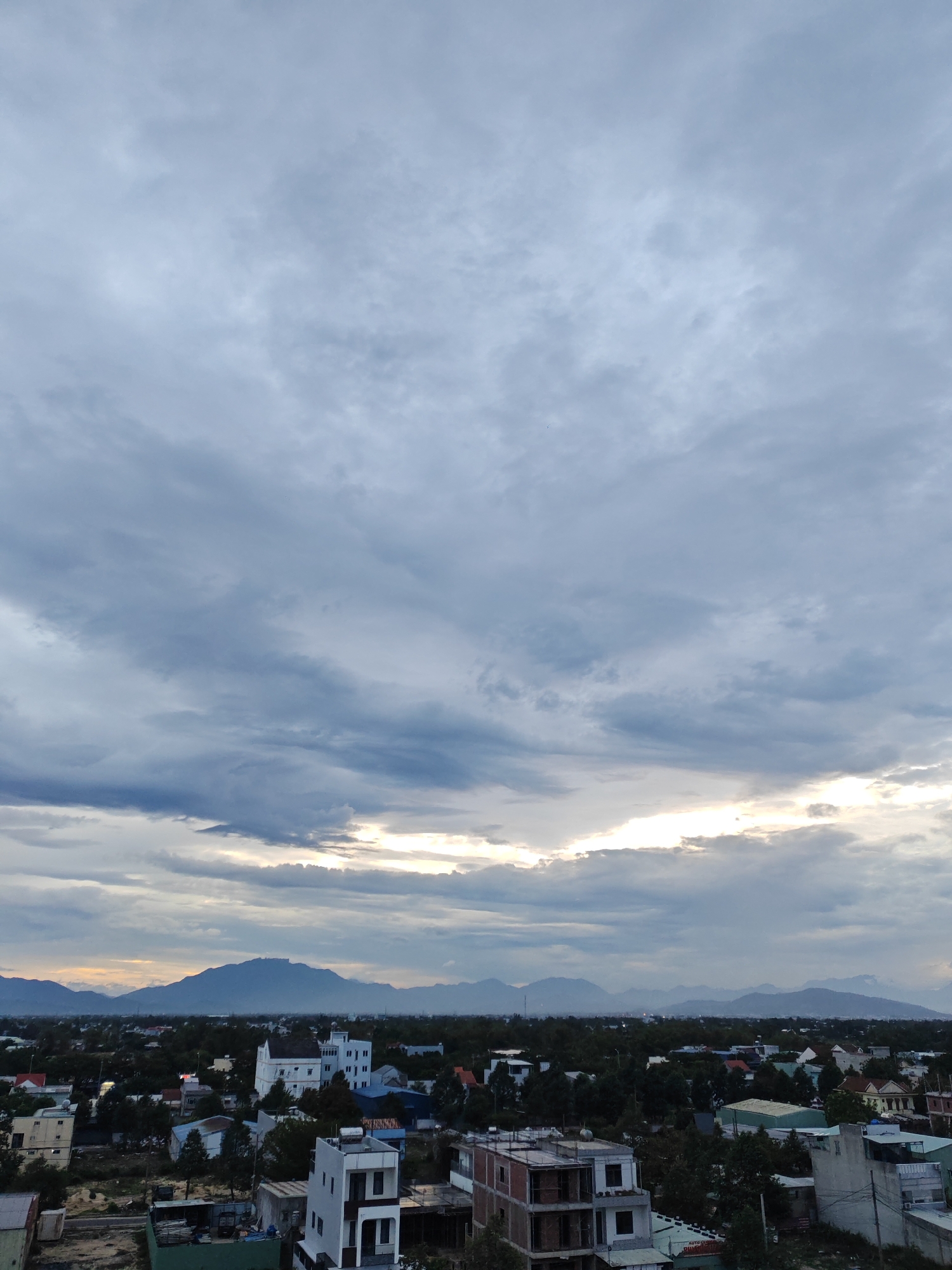 Đà Nẵng rooftop views under dramatic, shifting morning skies