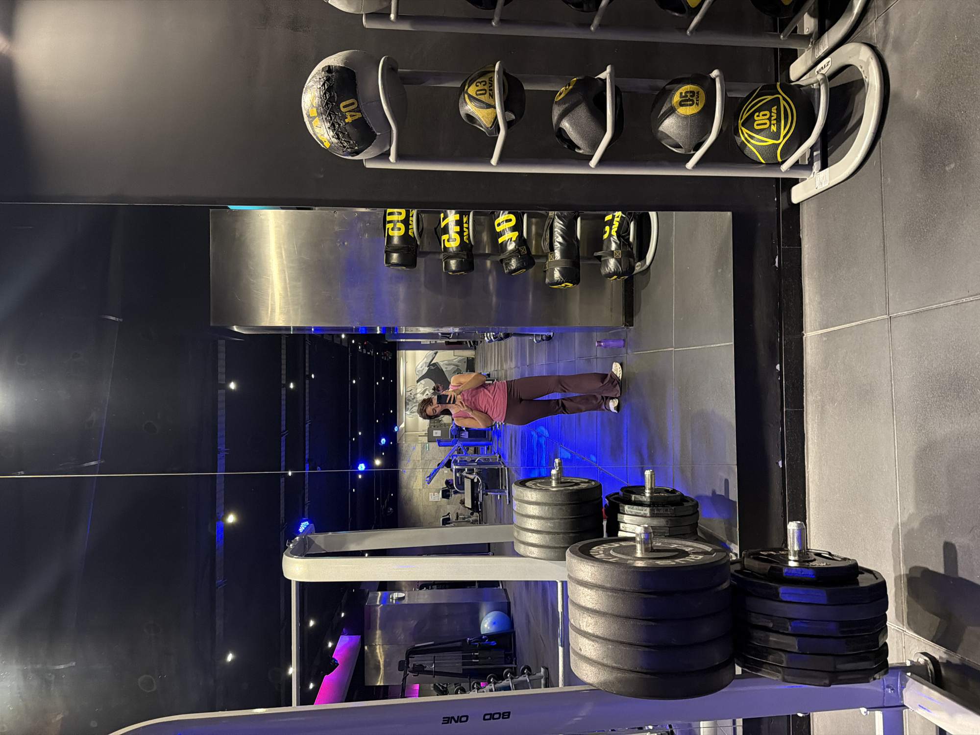 Woman takes mirror selfie at Buenos Aires gym