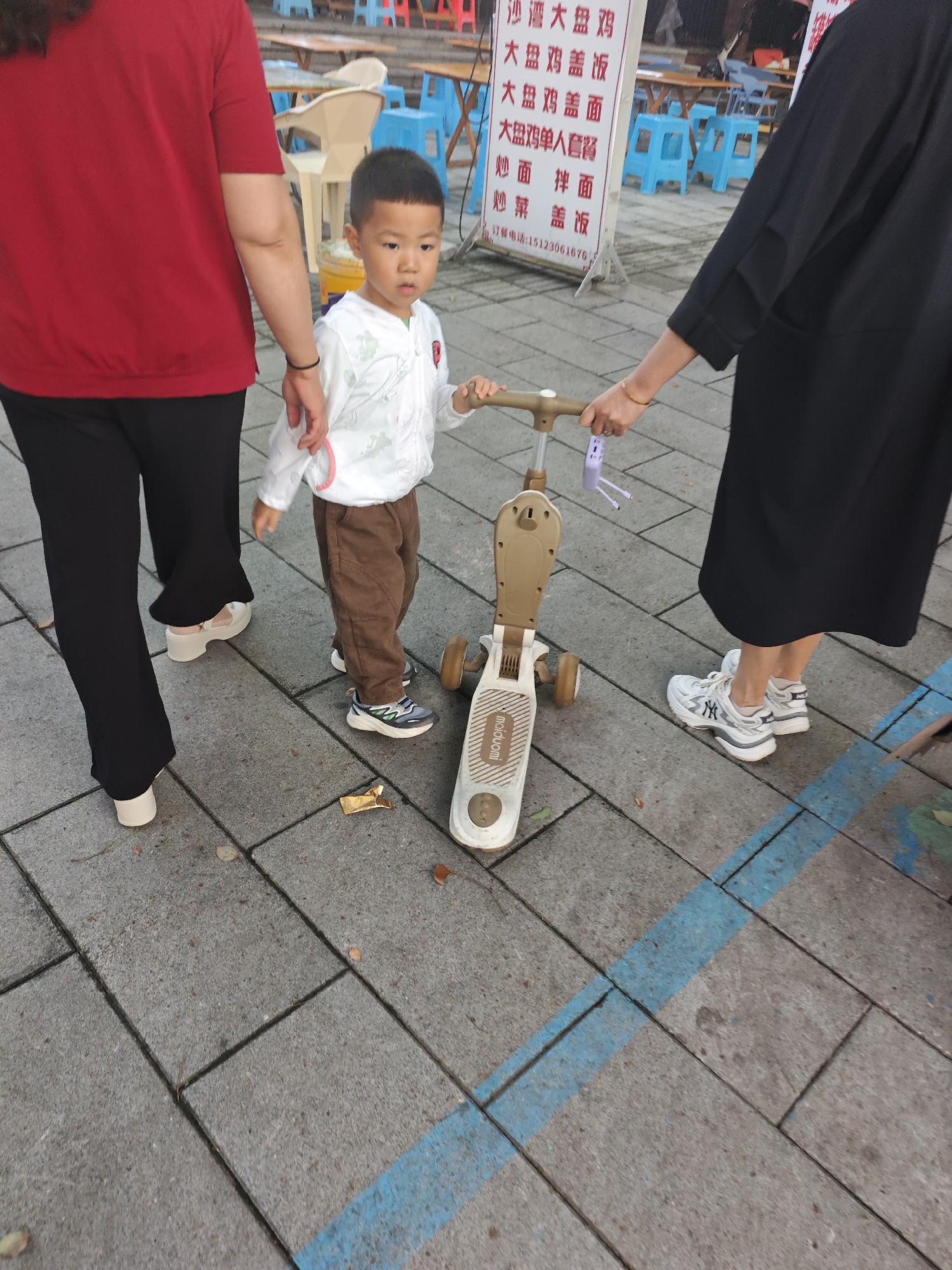 Routine street scenes documented across Chongqing High-tech Zone