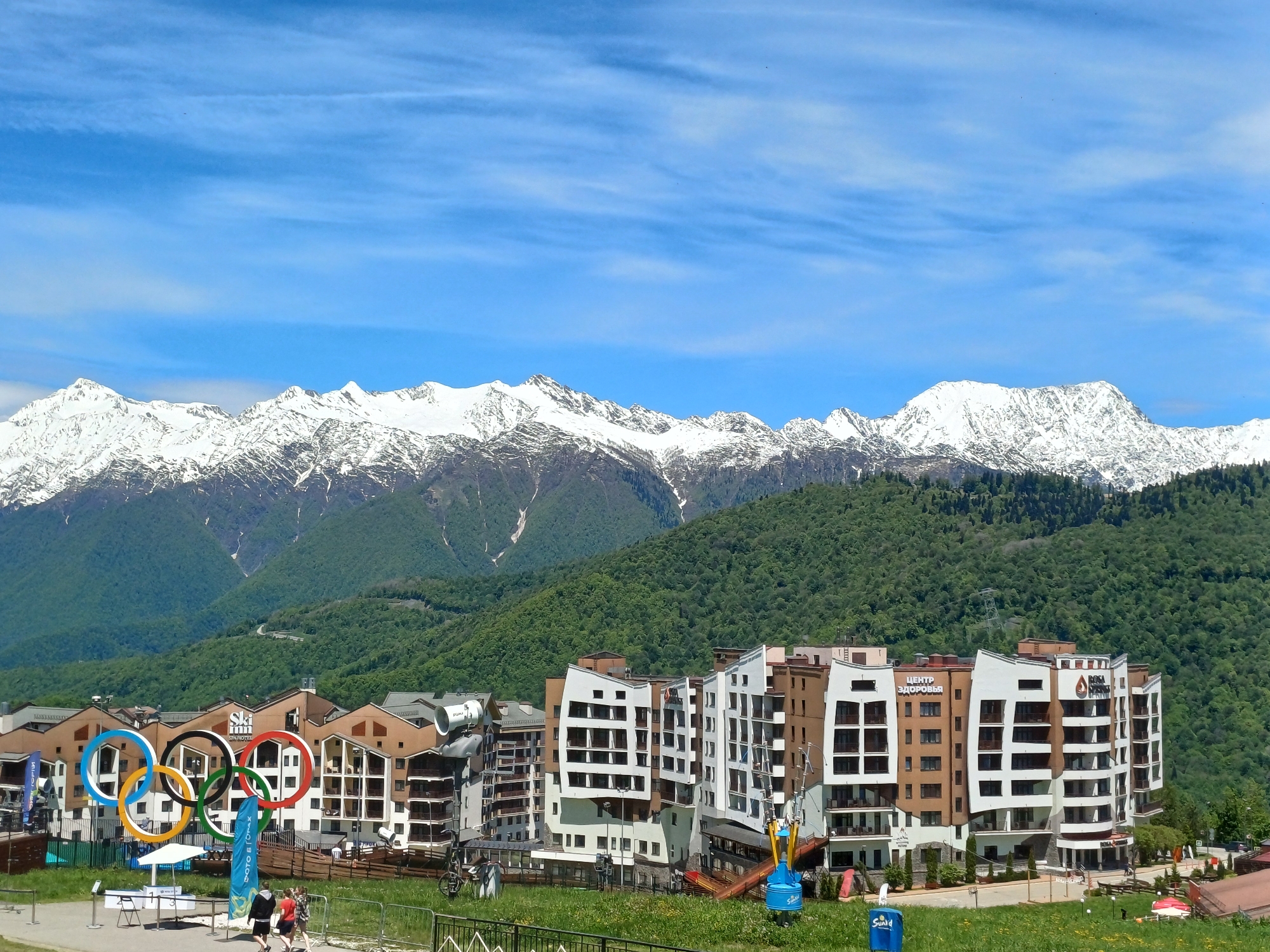 Mountain resort scene documented in Russia under clear skies