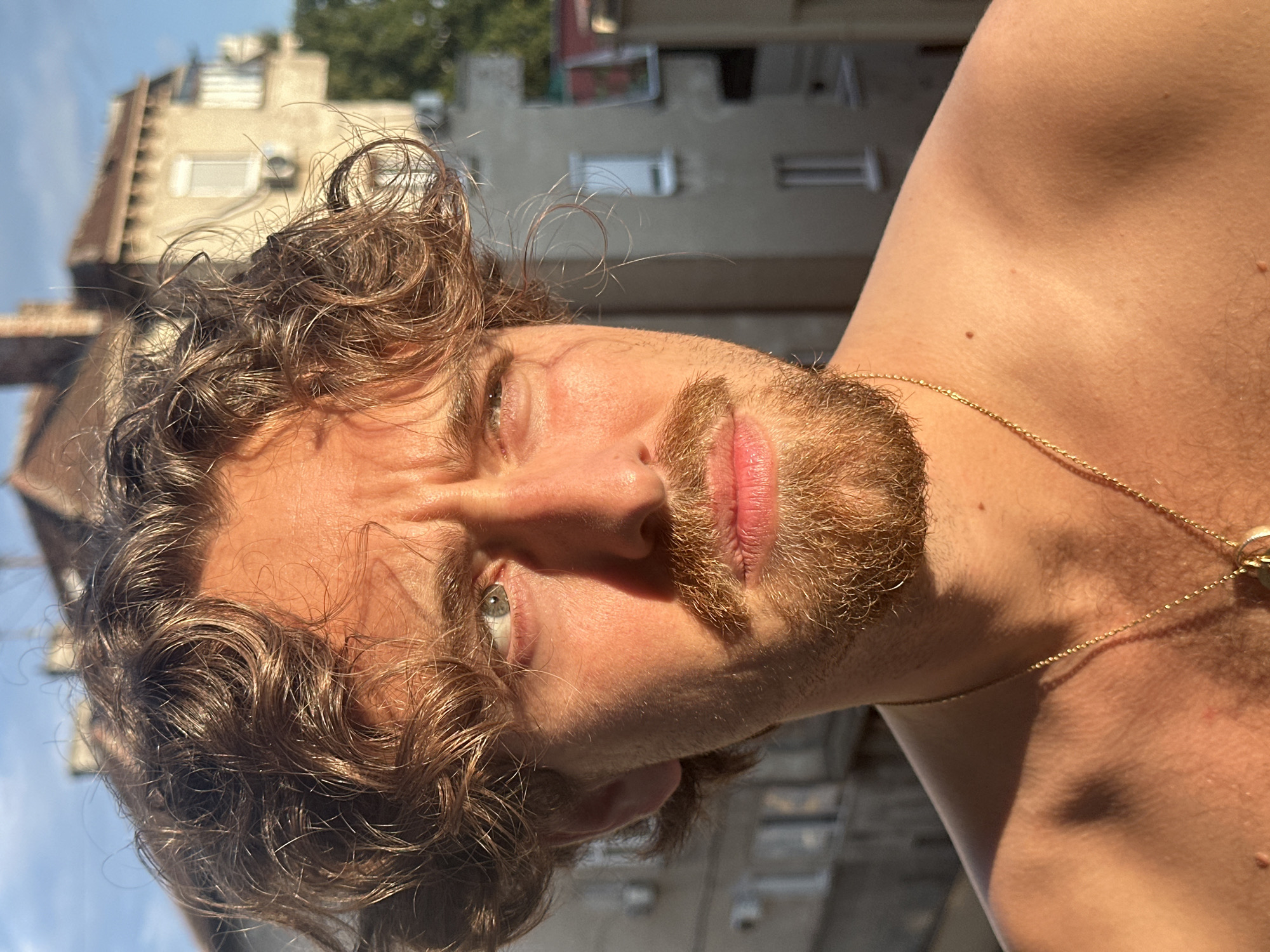 Candid portraits and close moments in Belgrade's summer light