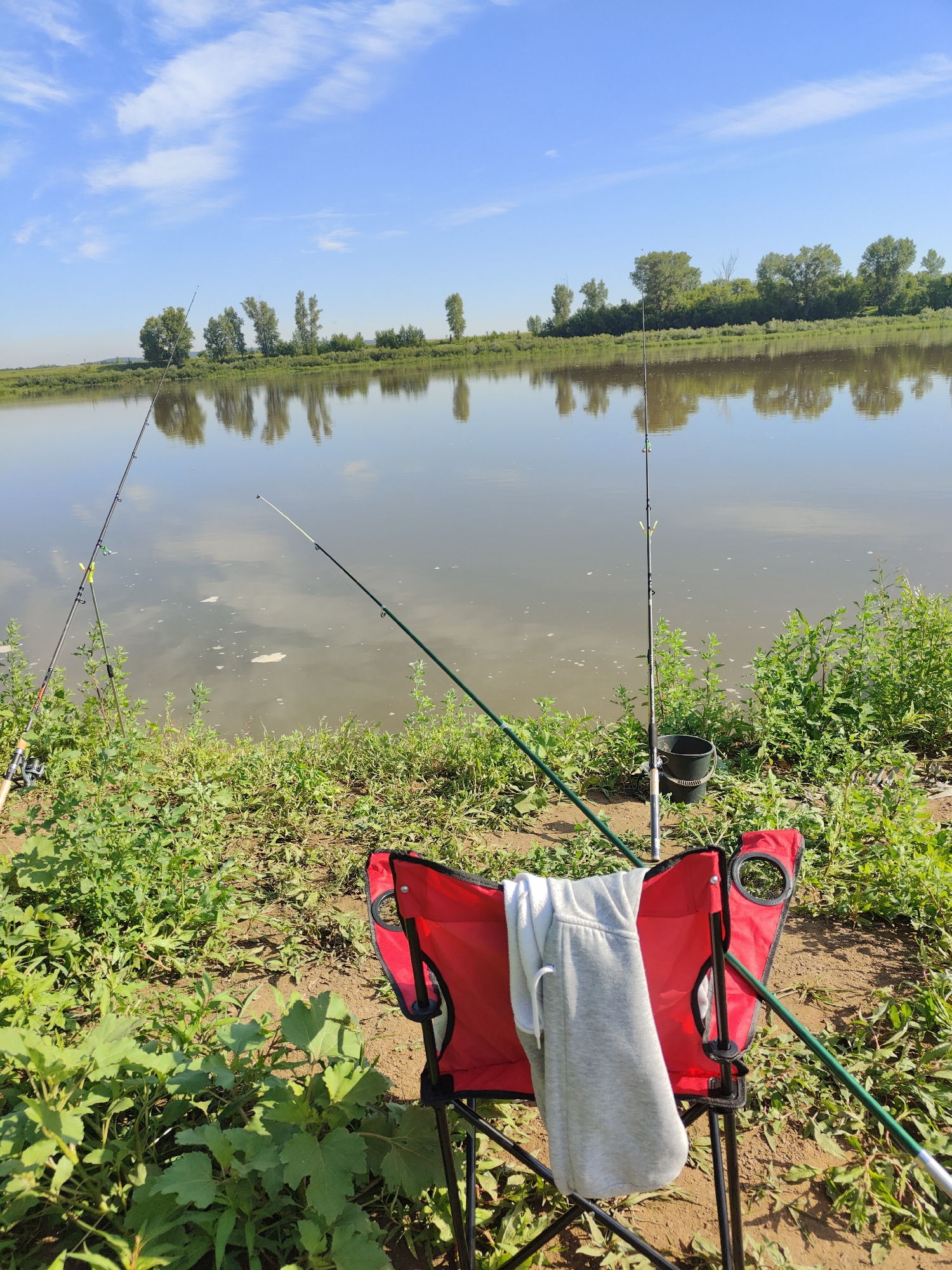 Relaxed afternoon stop at a calm, tree-lined riverside