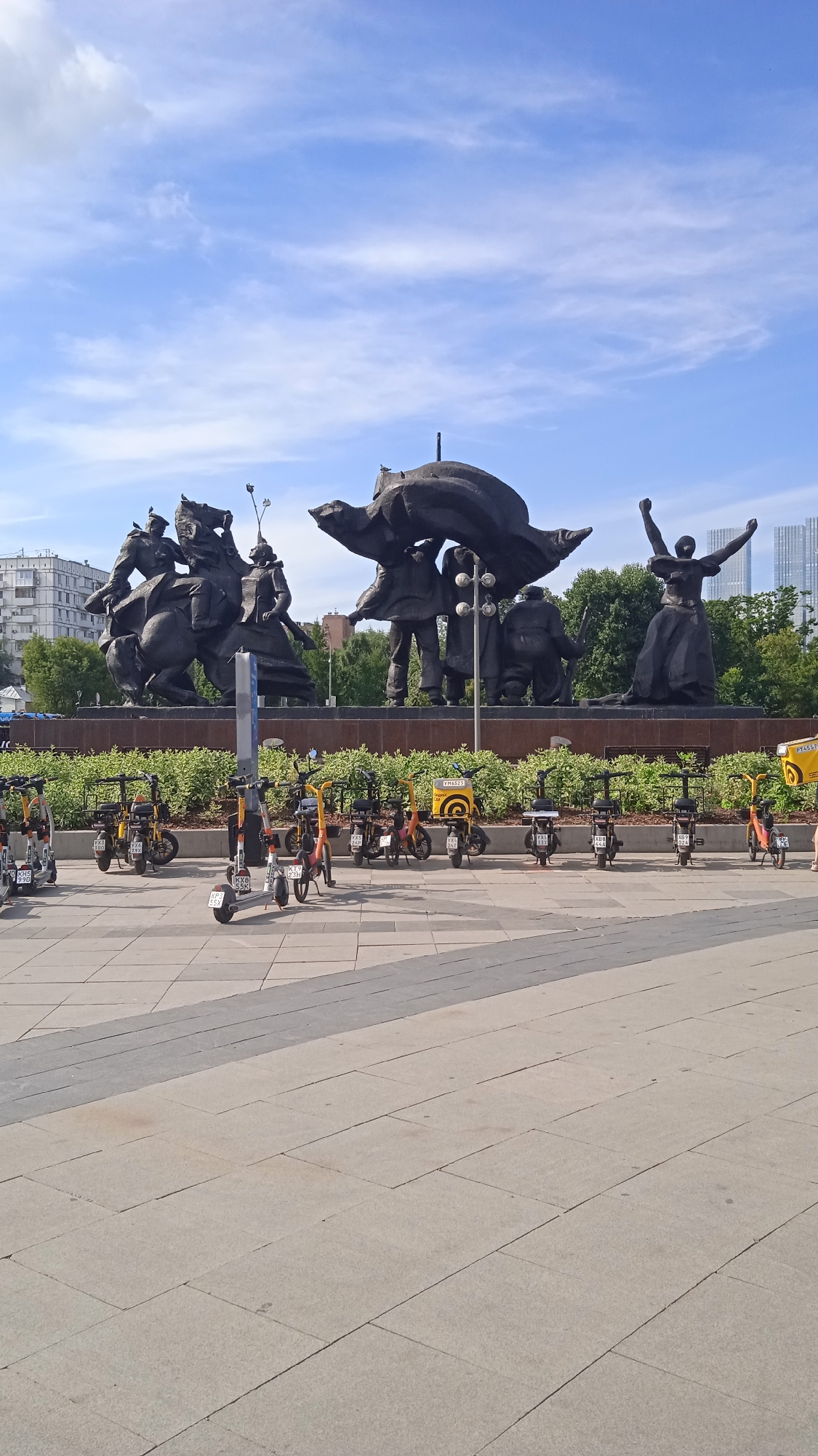 Modern Moscow streetscape: architecture, markets, and public art