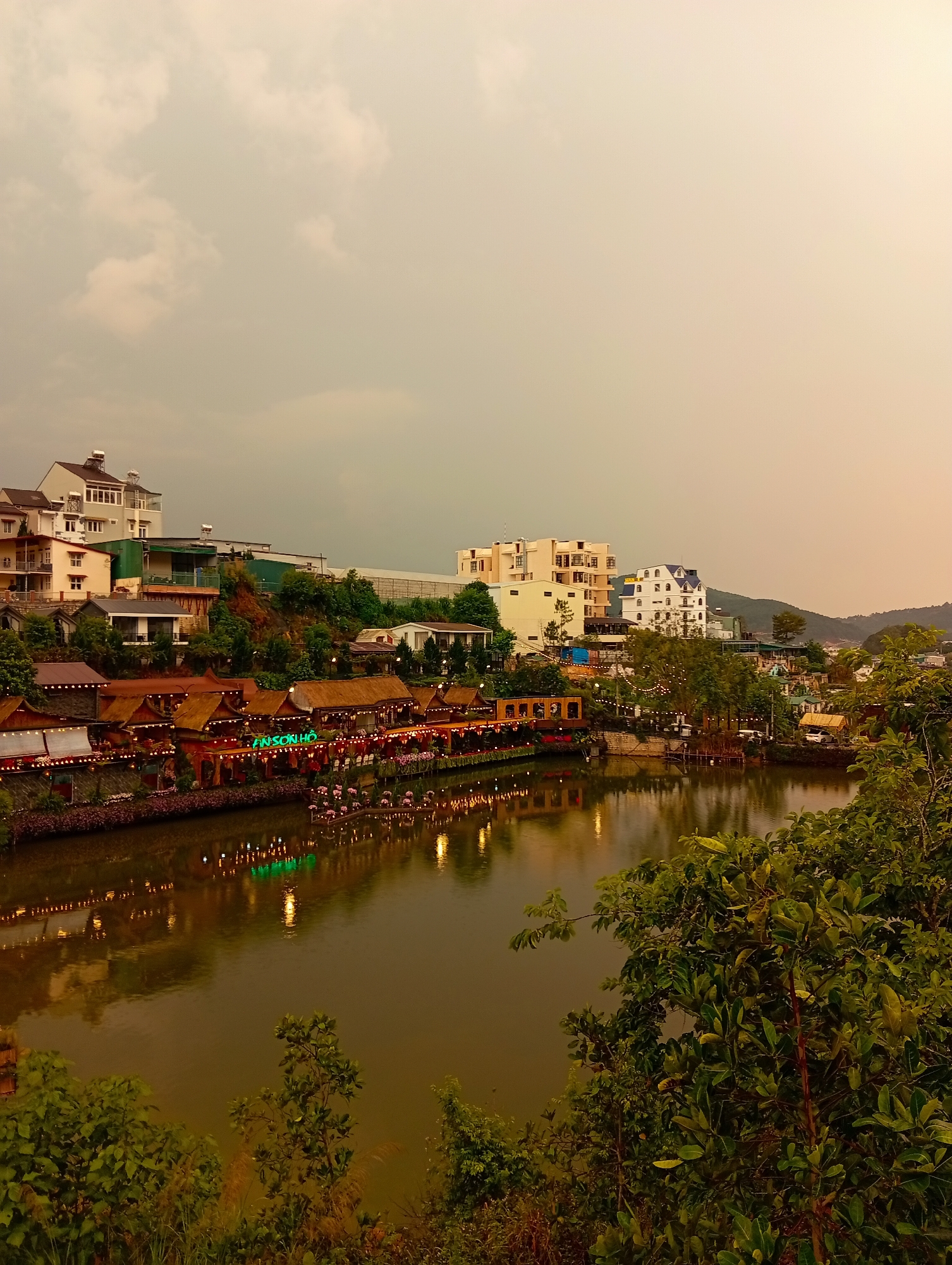 Tourist captures Da Lat's scenic landscapes during overcast morning