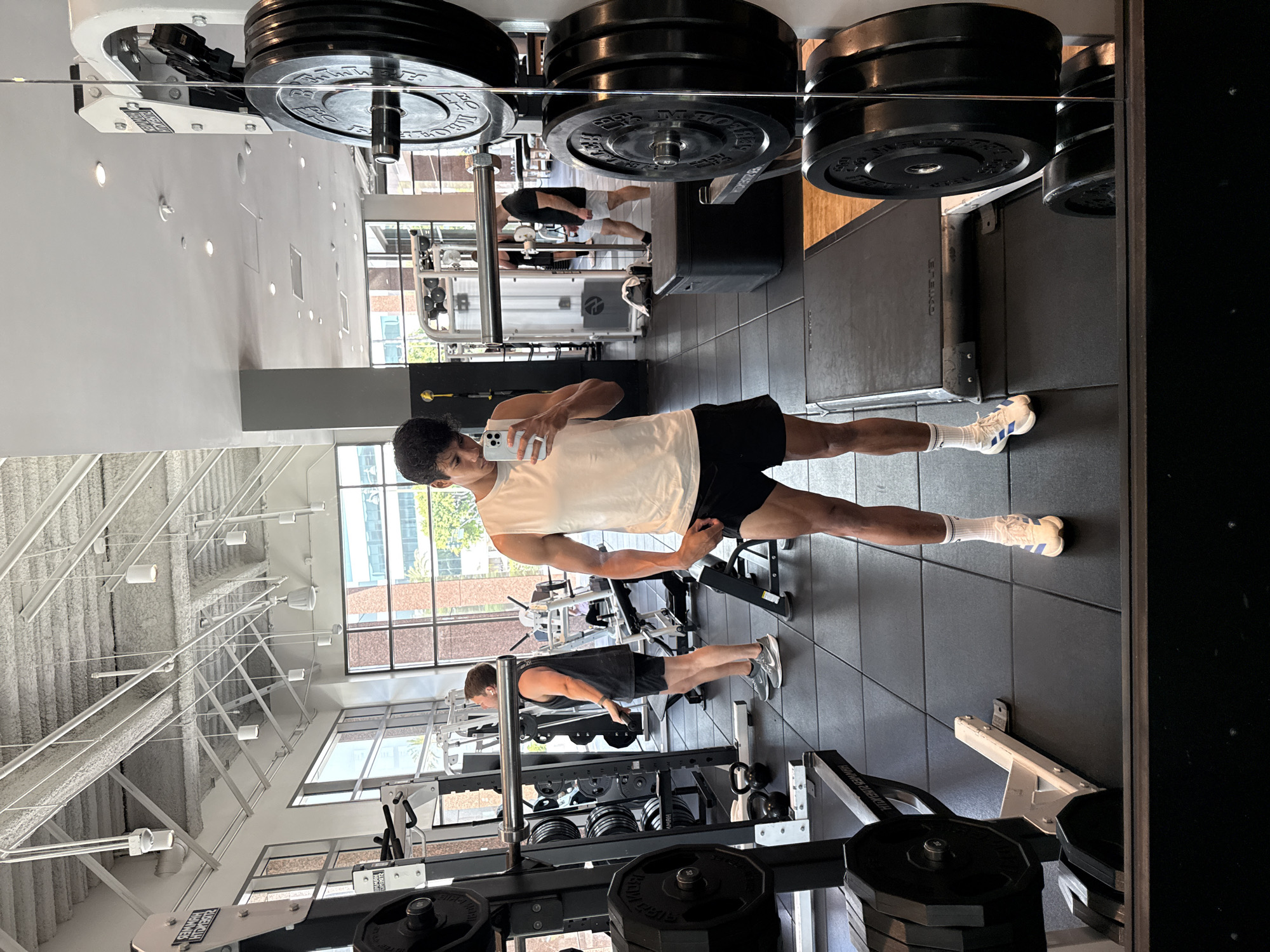 Man records gym mirror selfie in Los Angeles