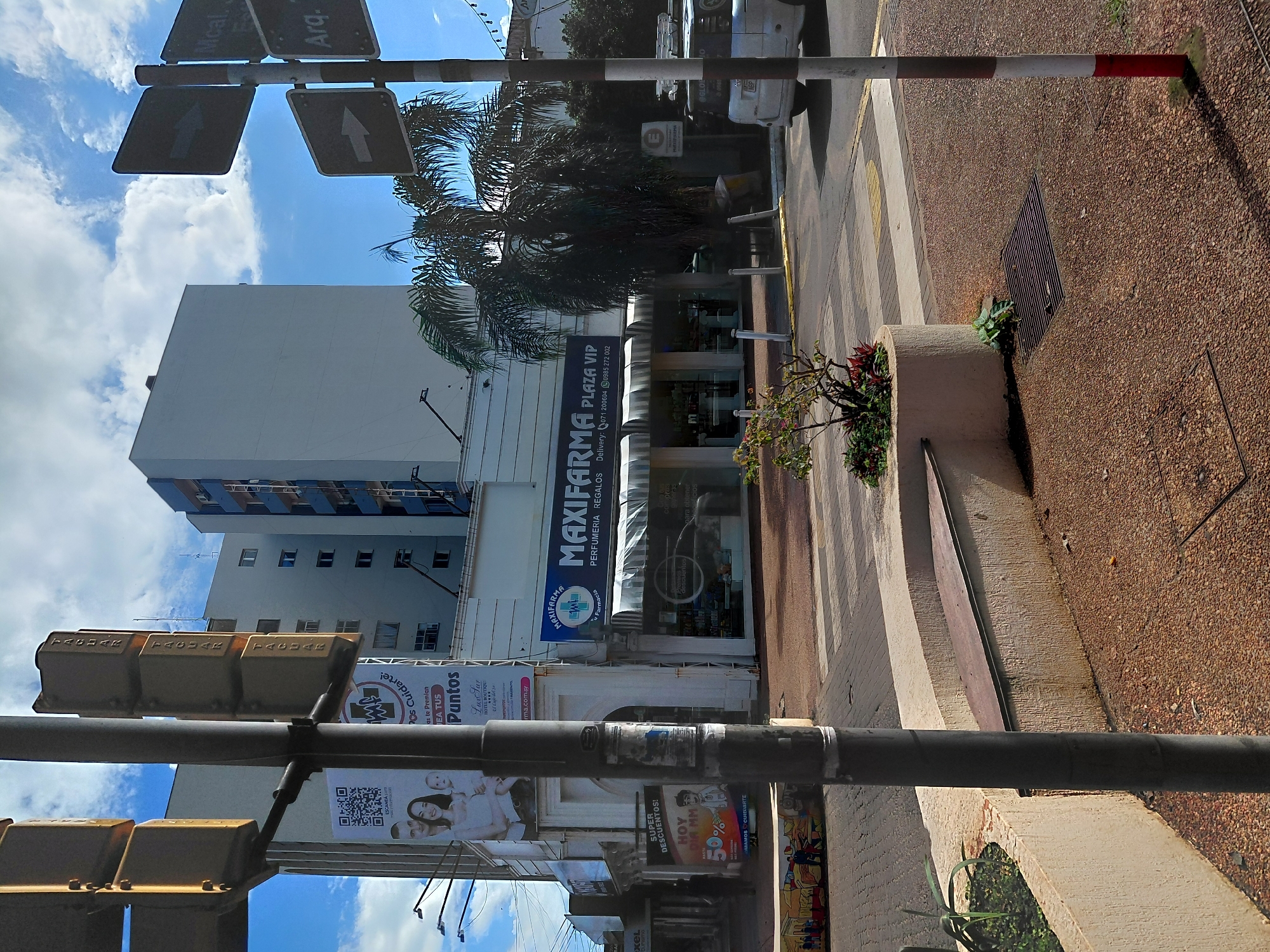 Street scenes and a police stop in downtown Encarnación