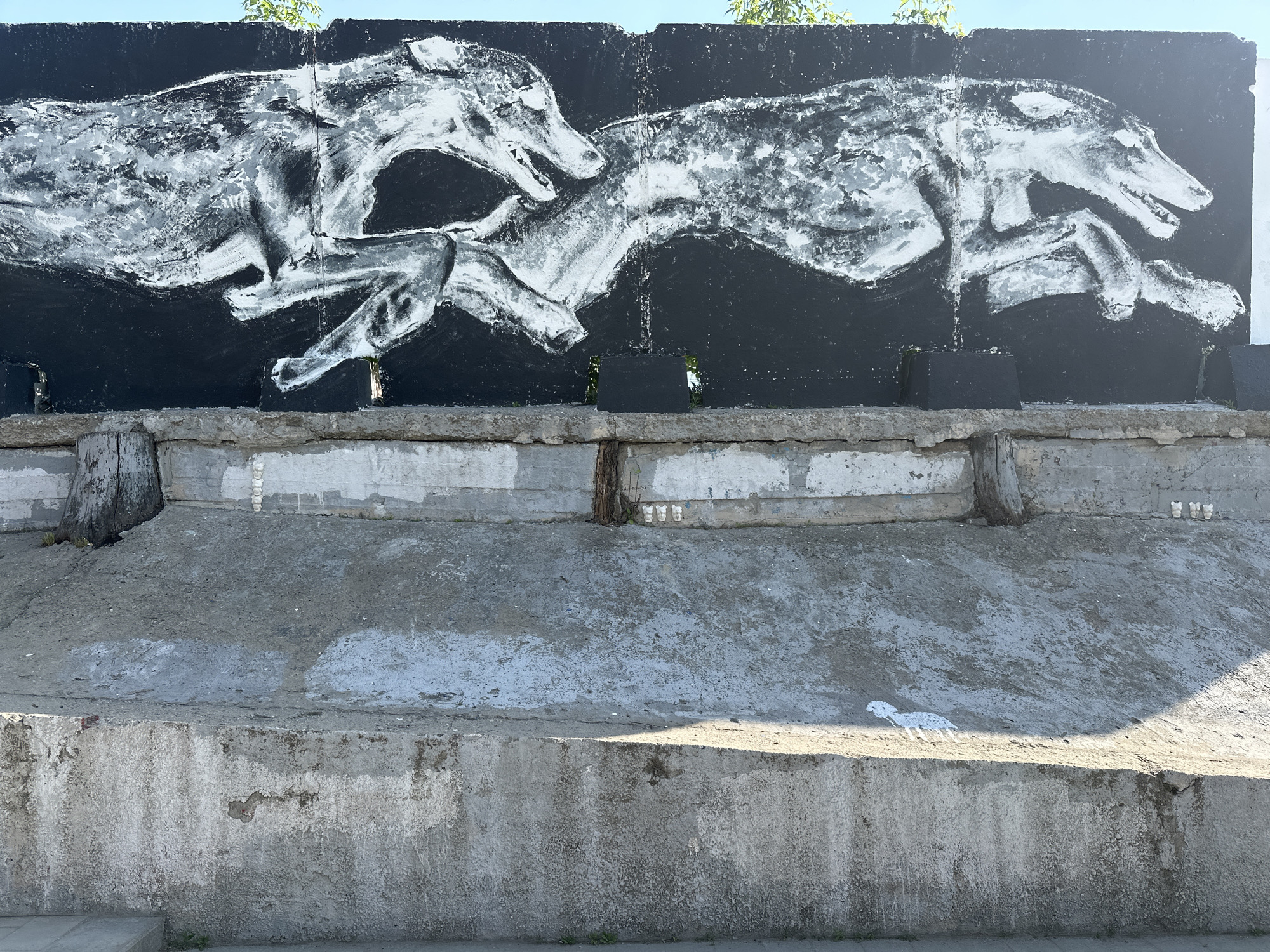 Street art mural of running dogs spotted in Moscow