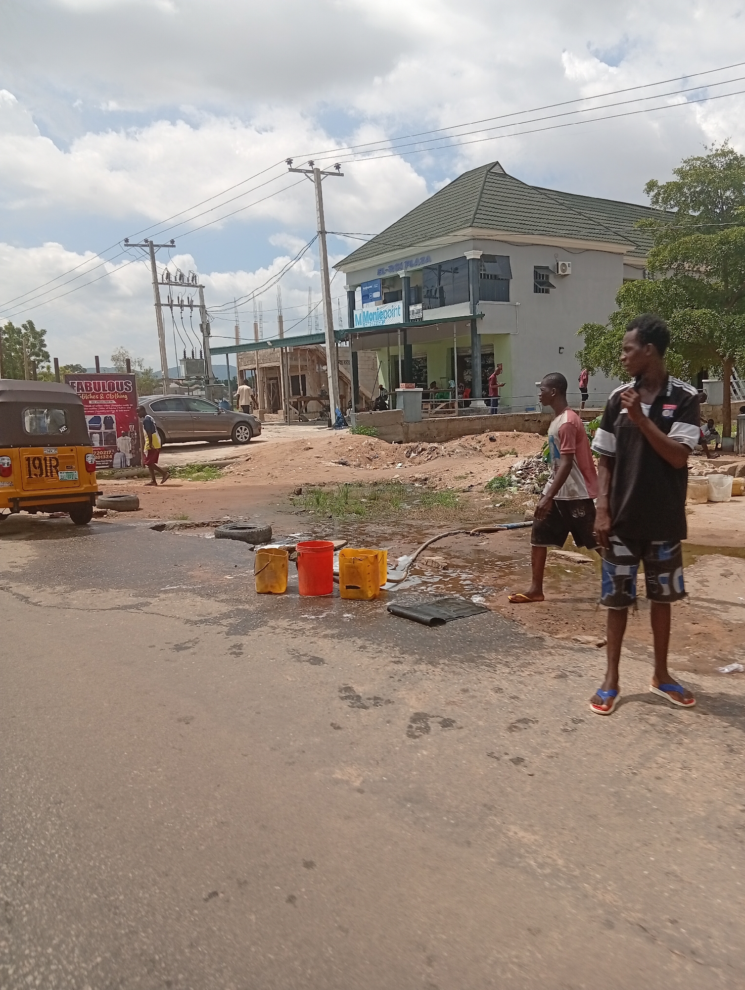 Midday street life along Jalingo's roads and markets