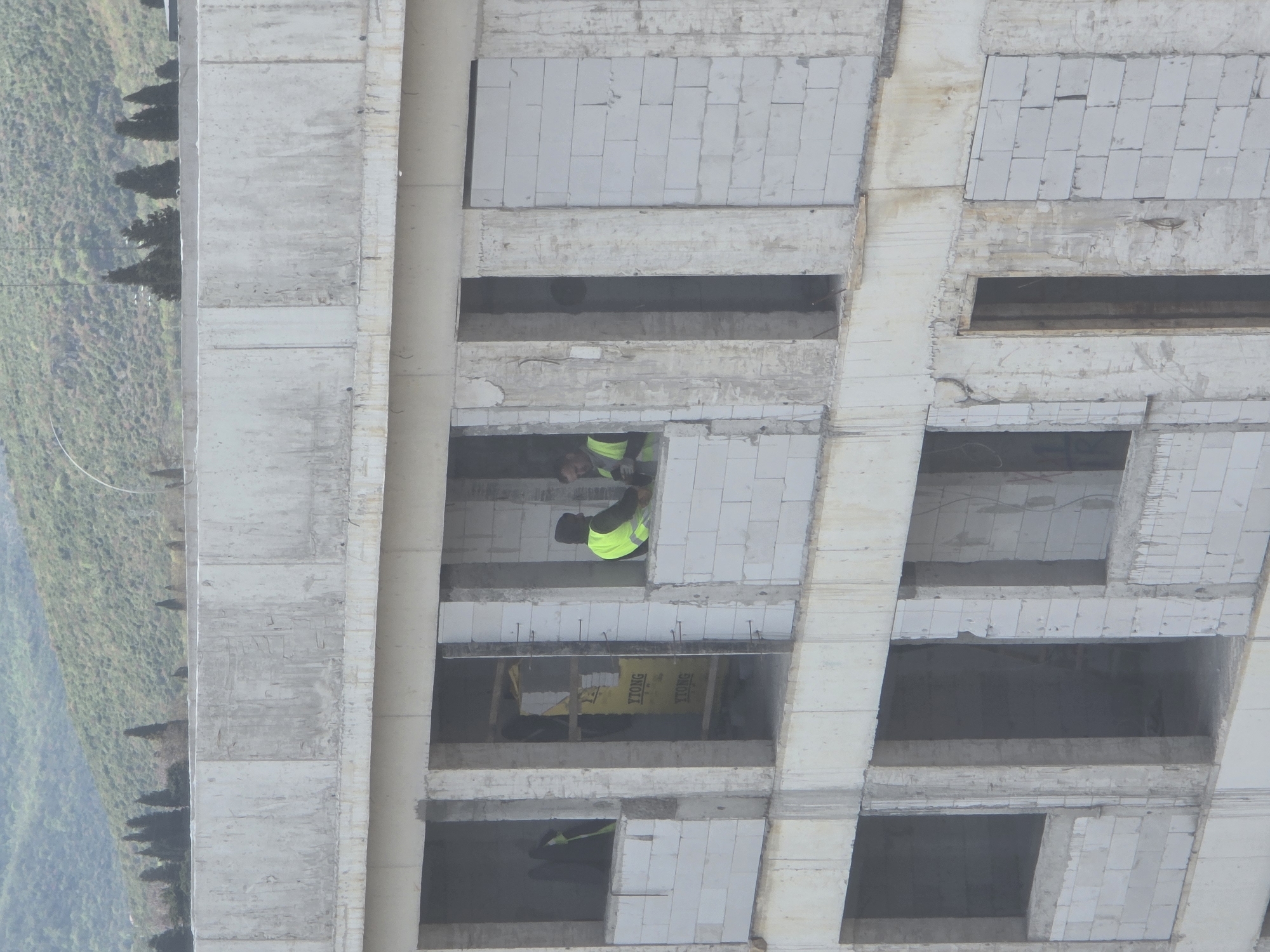 Construction workers spotted in building frame in Podgorica