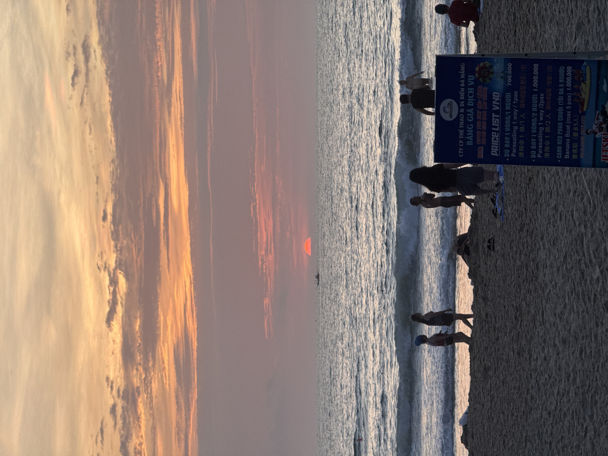 Sunset beach scene captured in Đà Nẵng, Vietnam