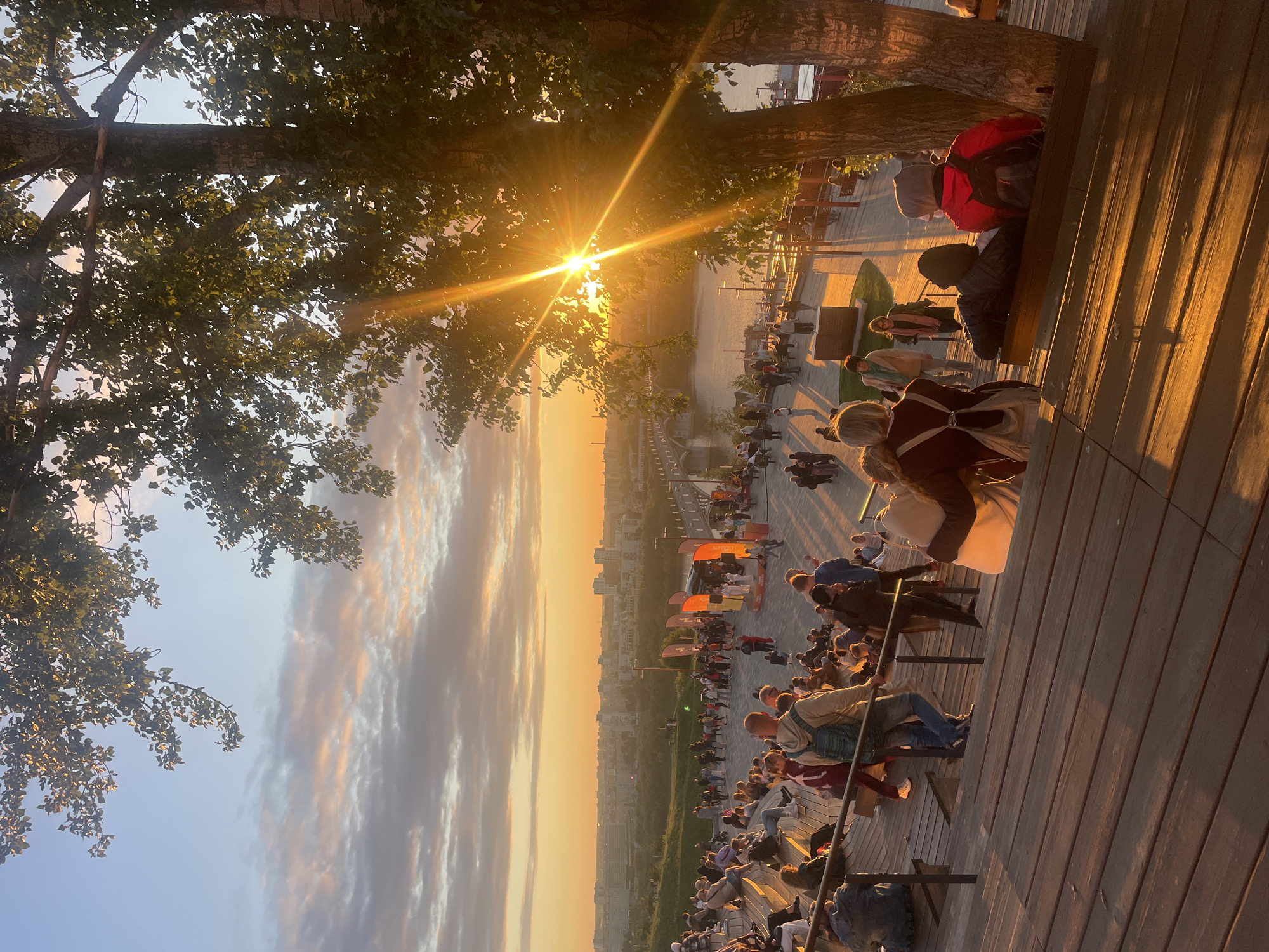 Sunset crowds, live music, and river views in Nizhny Novgorod