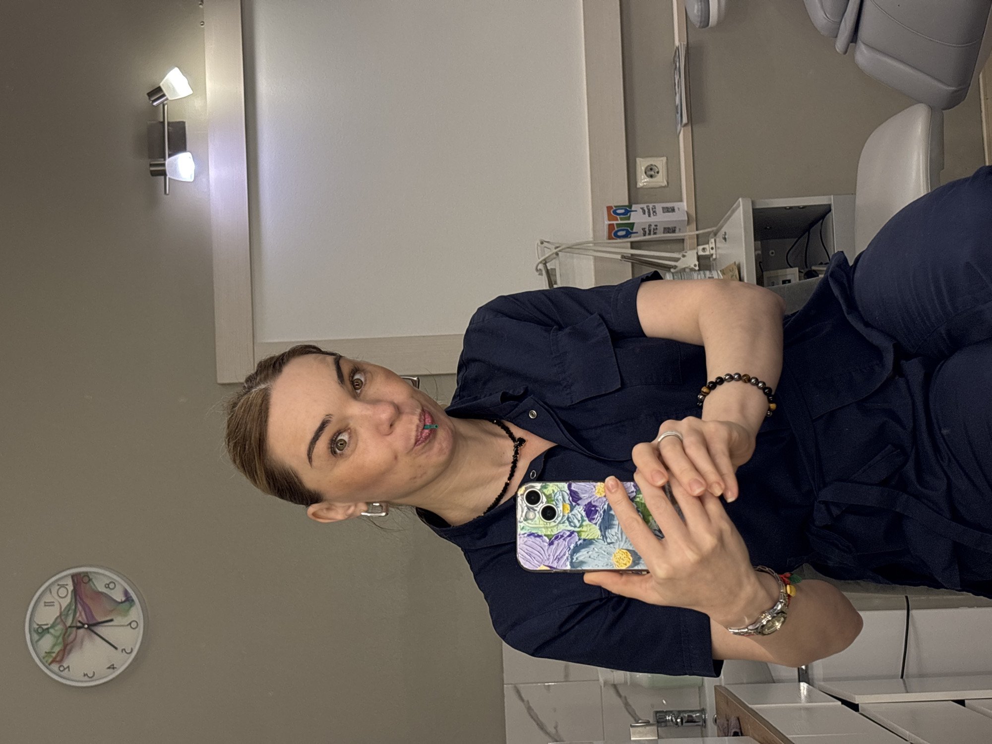 Dental worker takes selfies during shift in Vsevolozhsk clinic