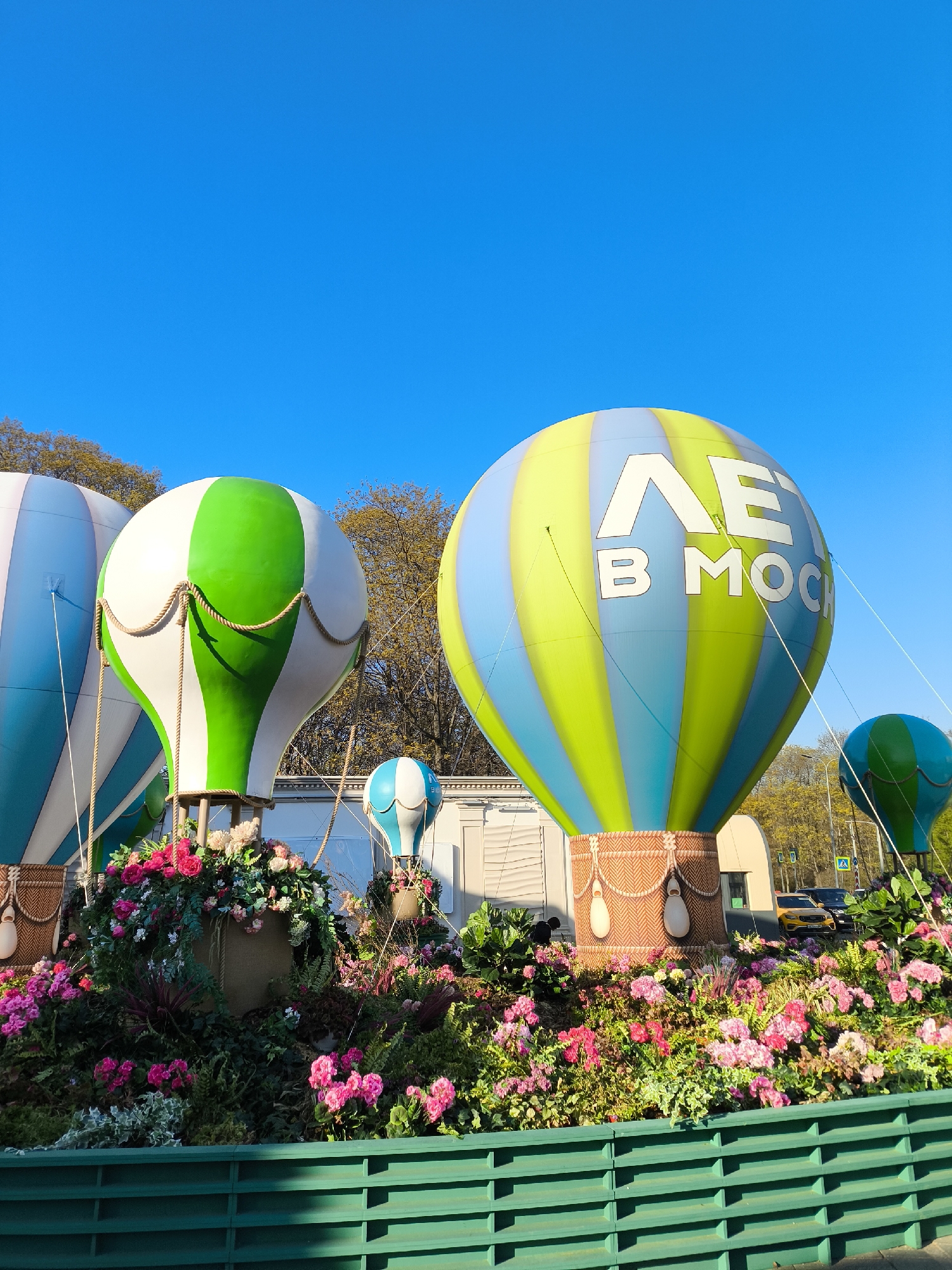 Tourist documents Moscow landmarks and balloon displays during afternoon visit