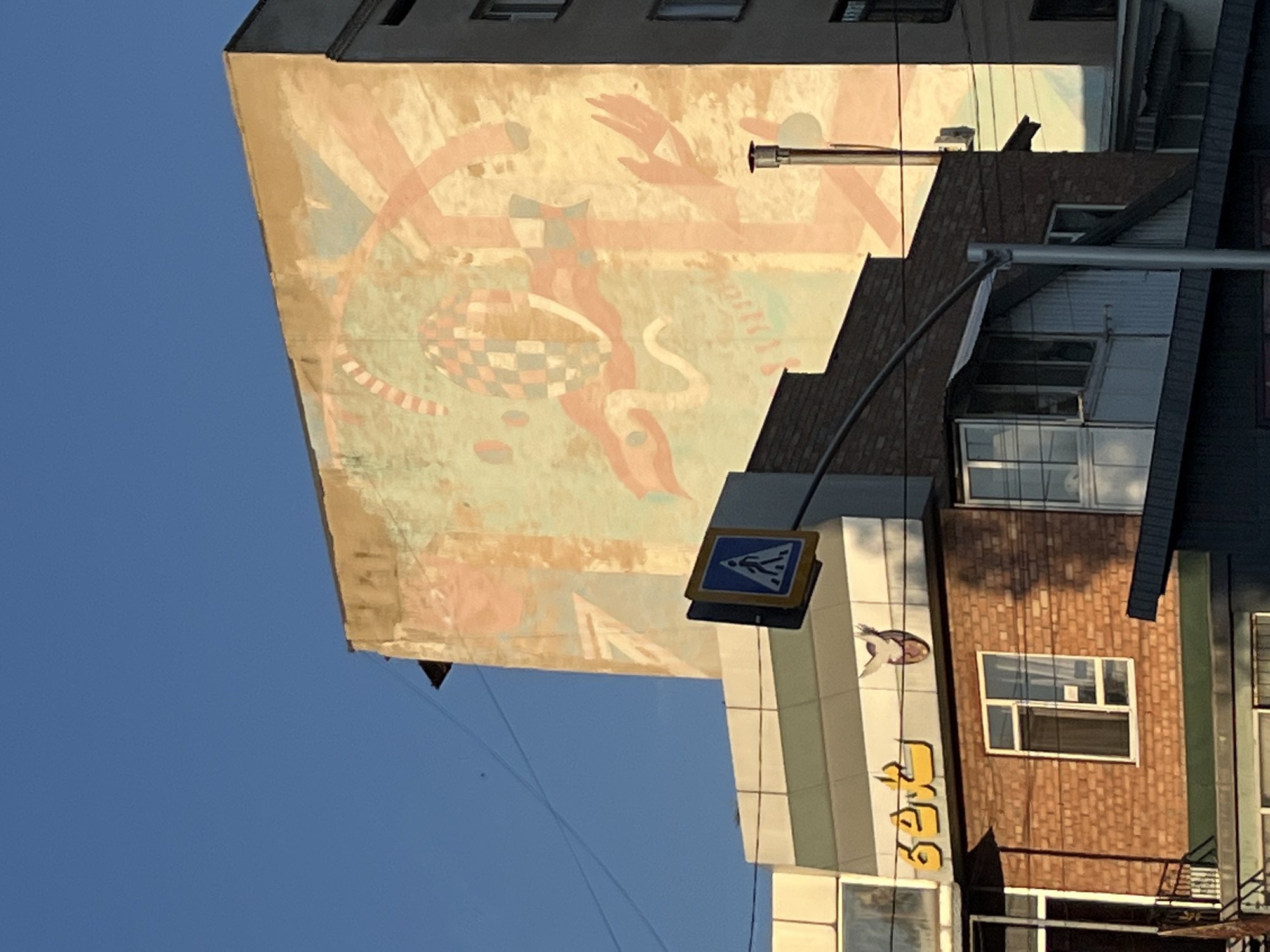 Slow urban walk: murals, fountains, and street-level details