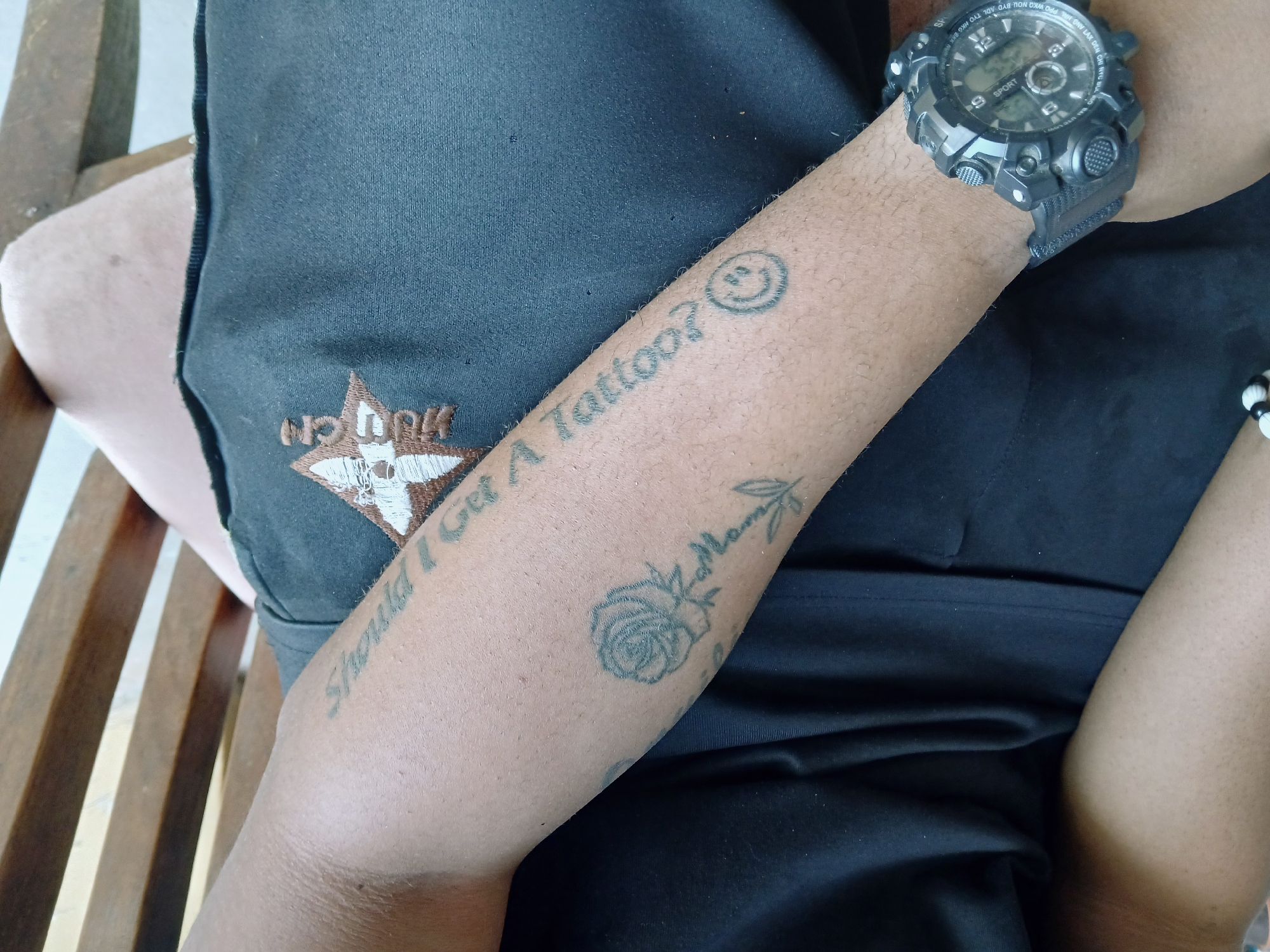 Indoor gatherings captured featuring tattooed individual and TV viewers