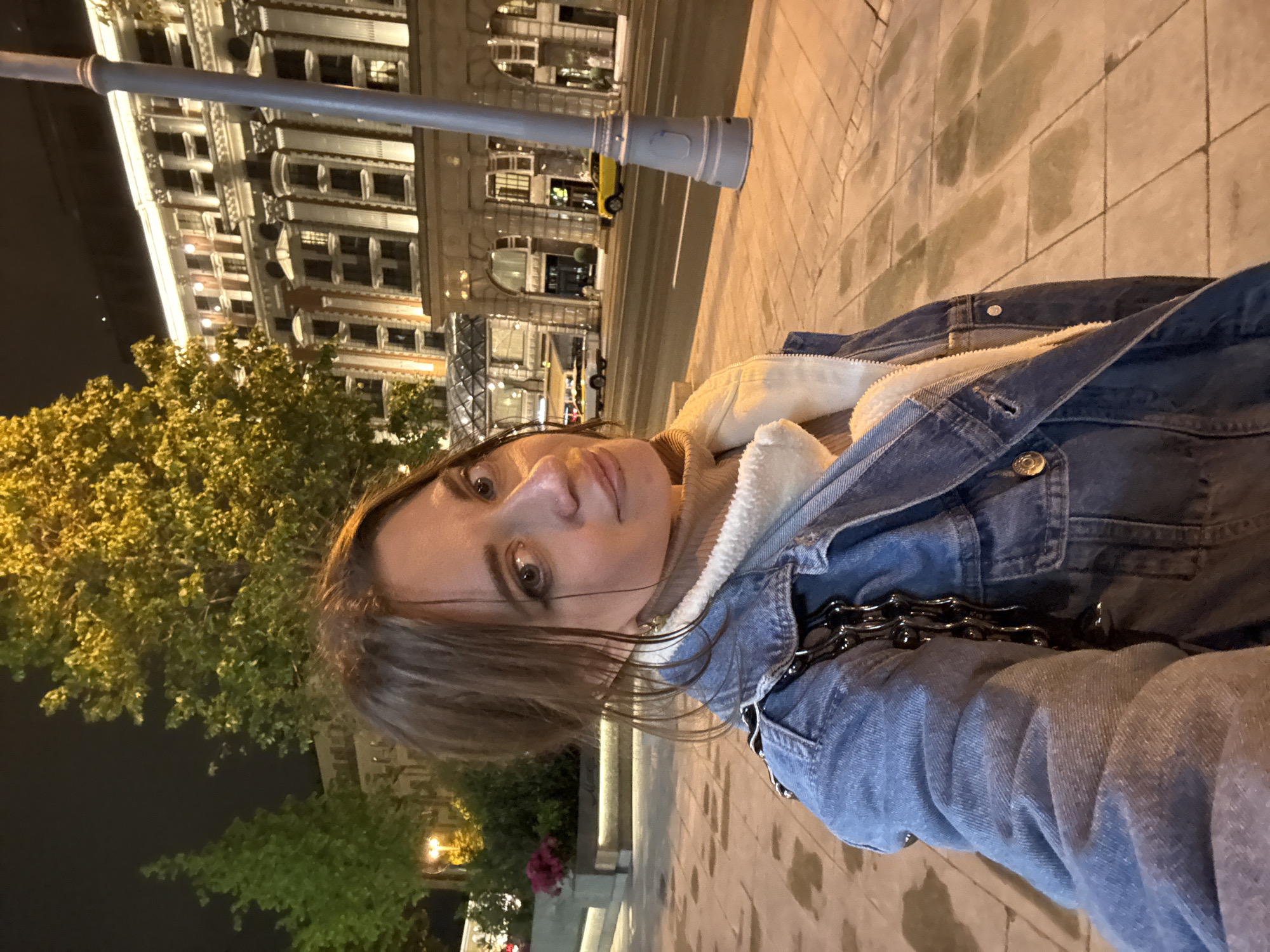 Evening stroll through central Moscow captures landmarks and storefronts