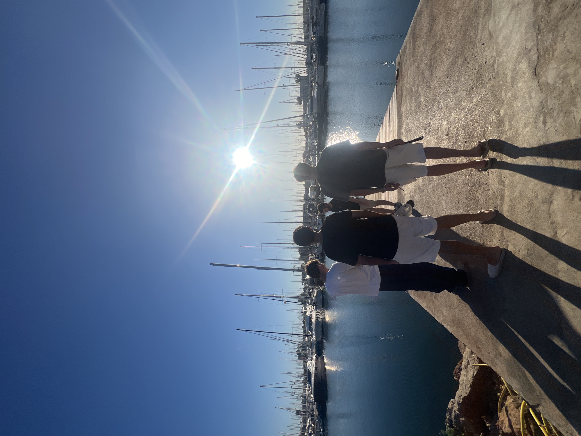 Afternoon social gathering at Valencia marina bar draws crowds