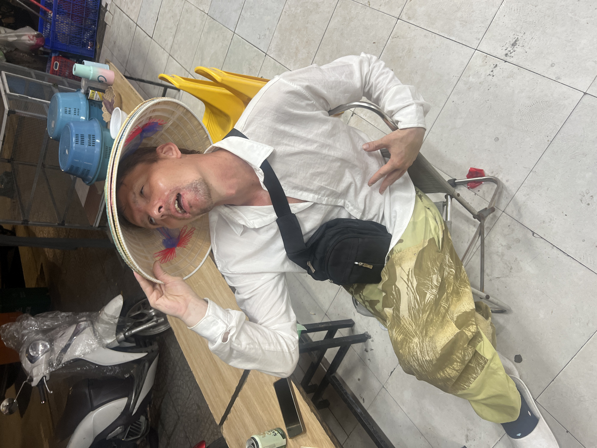 Tourist explores Đà Nẵng streets, shops, and food stalls
