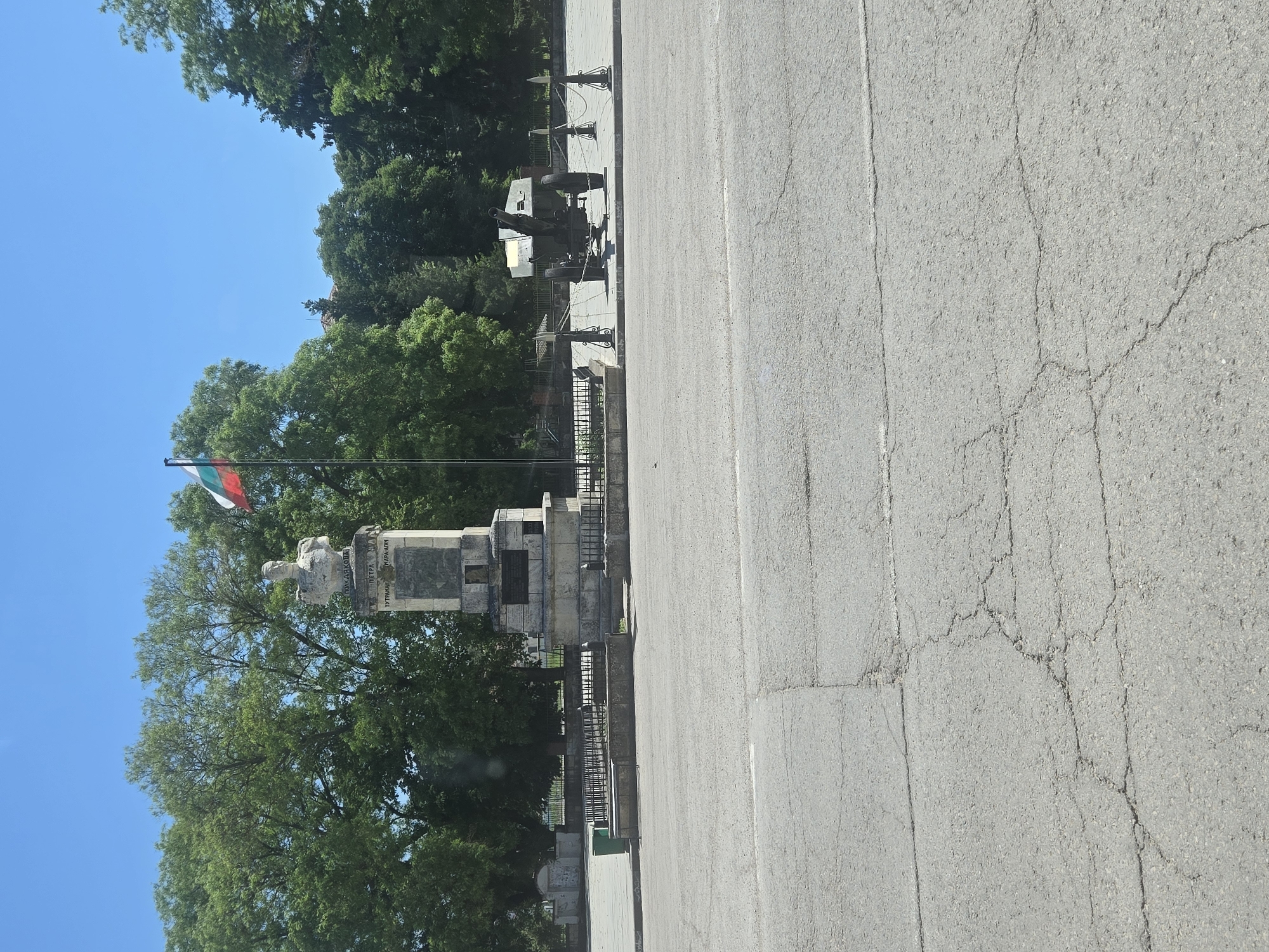 Cars observed near Bulgarian monument, tire spinning reported
