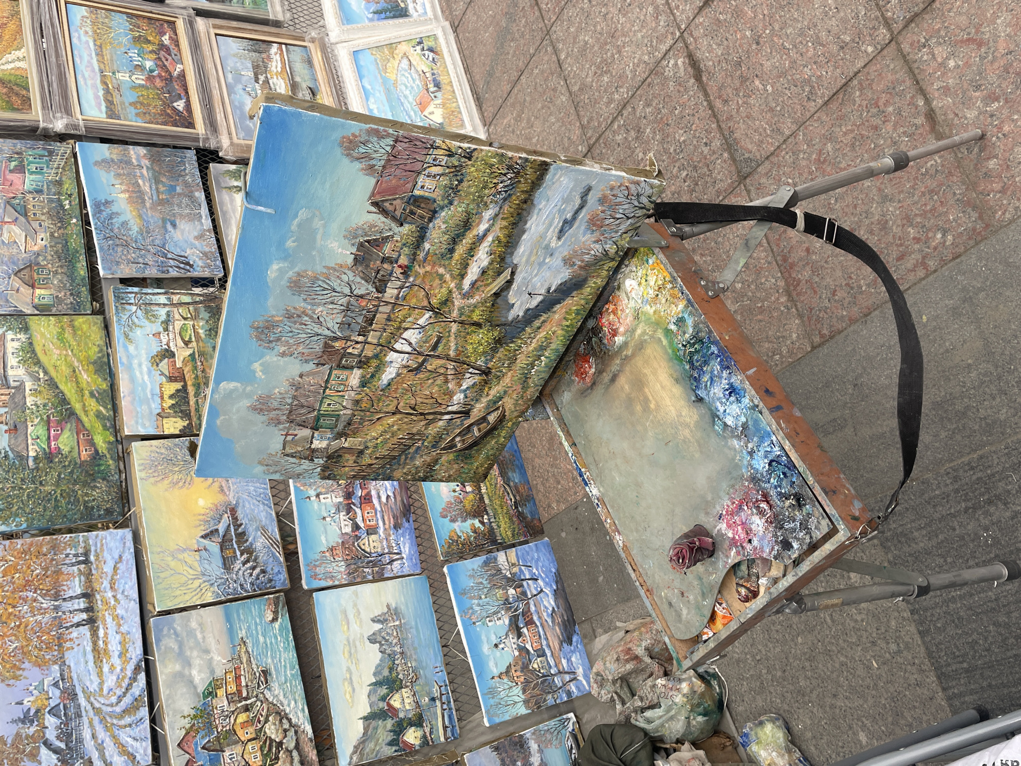 Art market showcases landscape paintings in Moscow riverside area