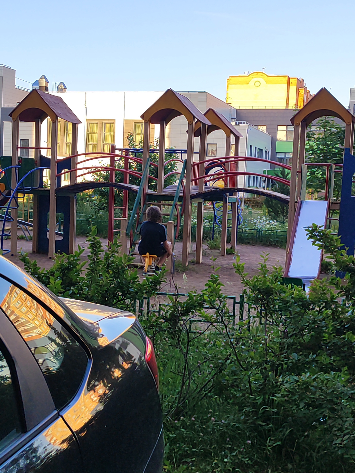 Routine afternoon scenes documented in Shchyolkovo residential neighborhood