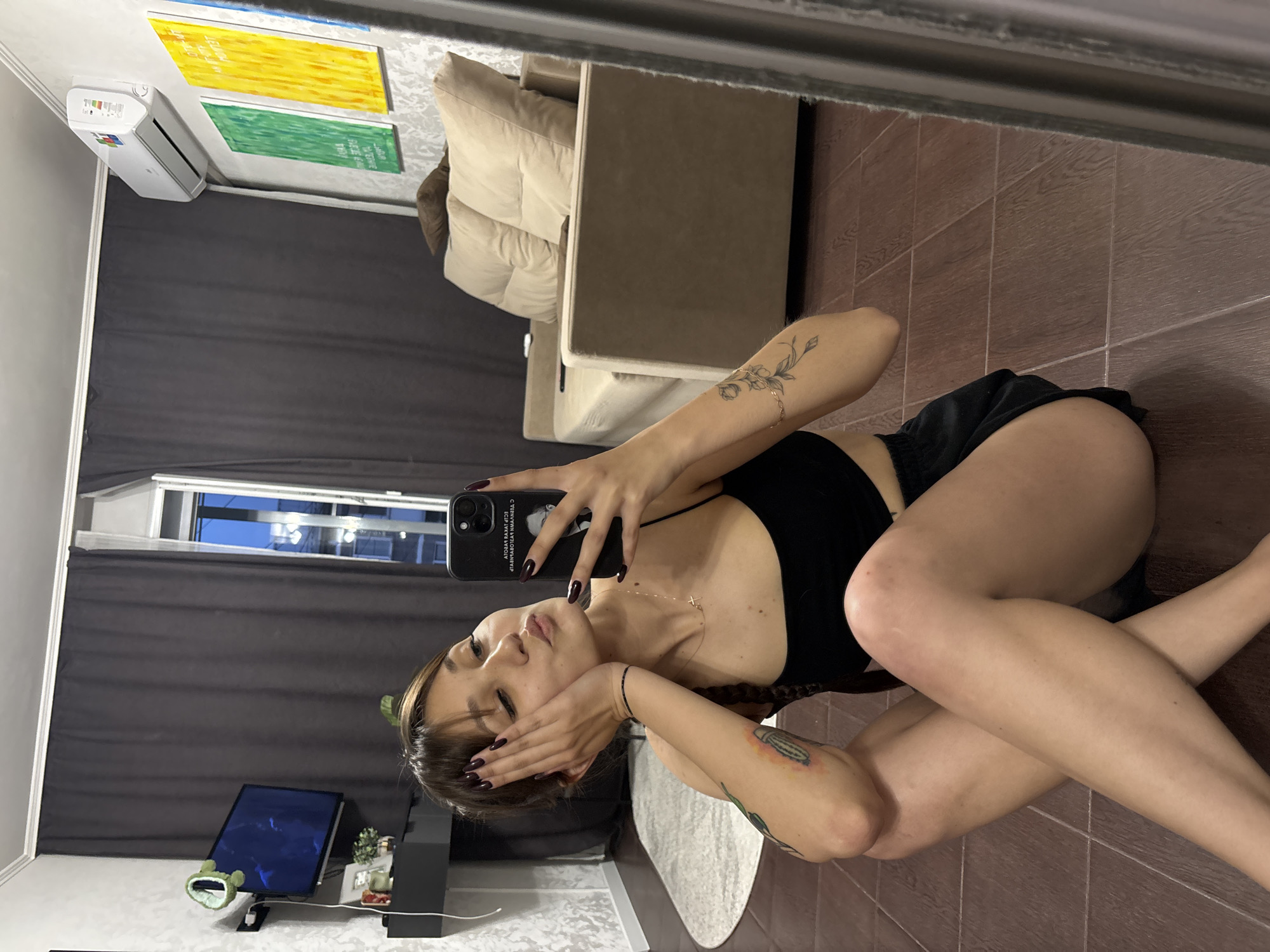Evening at home in Novokuznetsk, selfies and a gray cat