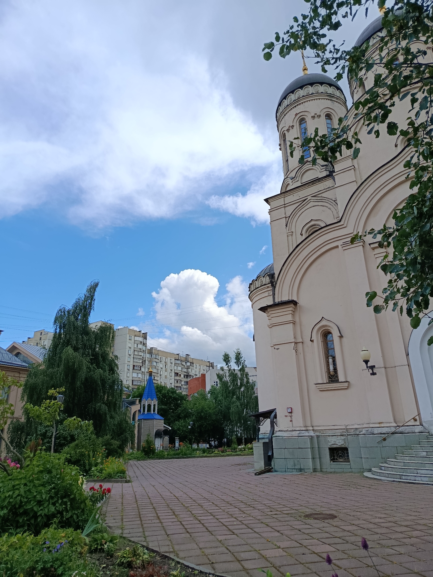 Moscow neighborhood snapshot: churches, Soviet towers, and everyday streets