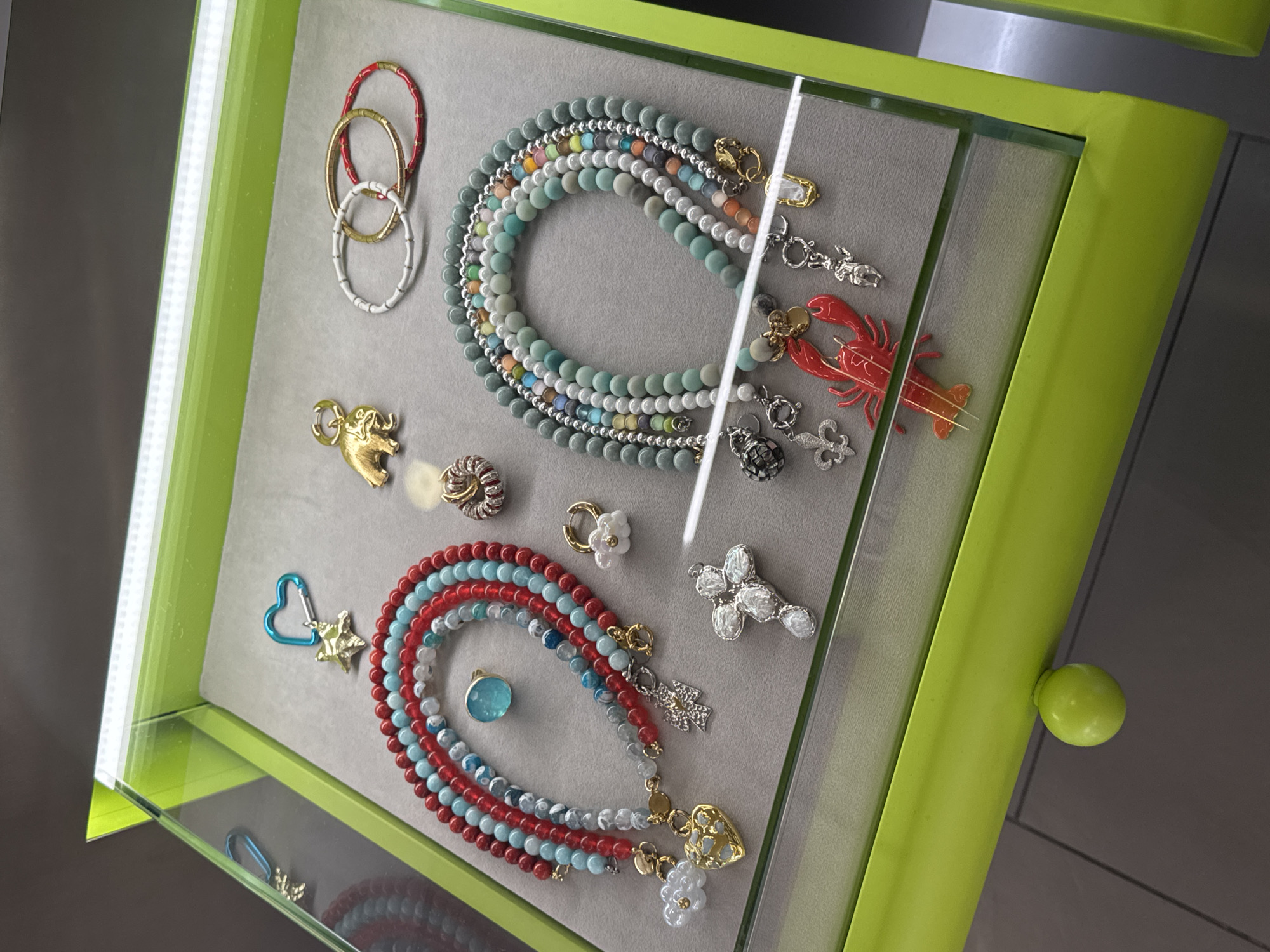 Jewelry display observed in bright green case in Dorozhnyi