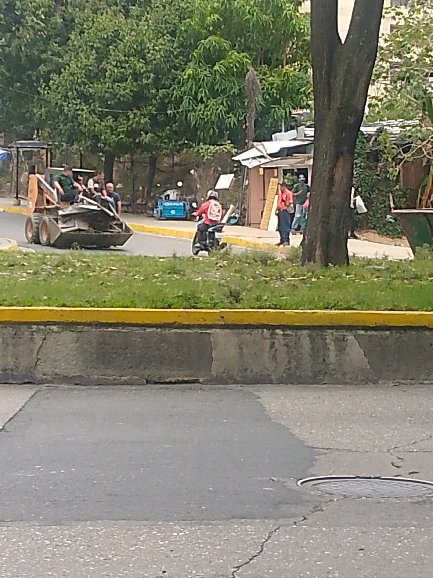 Everyday street scenes documented across Caracas during afternoon hours