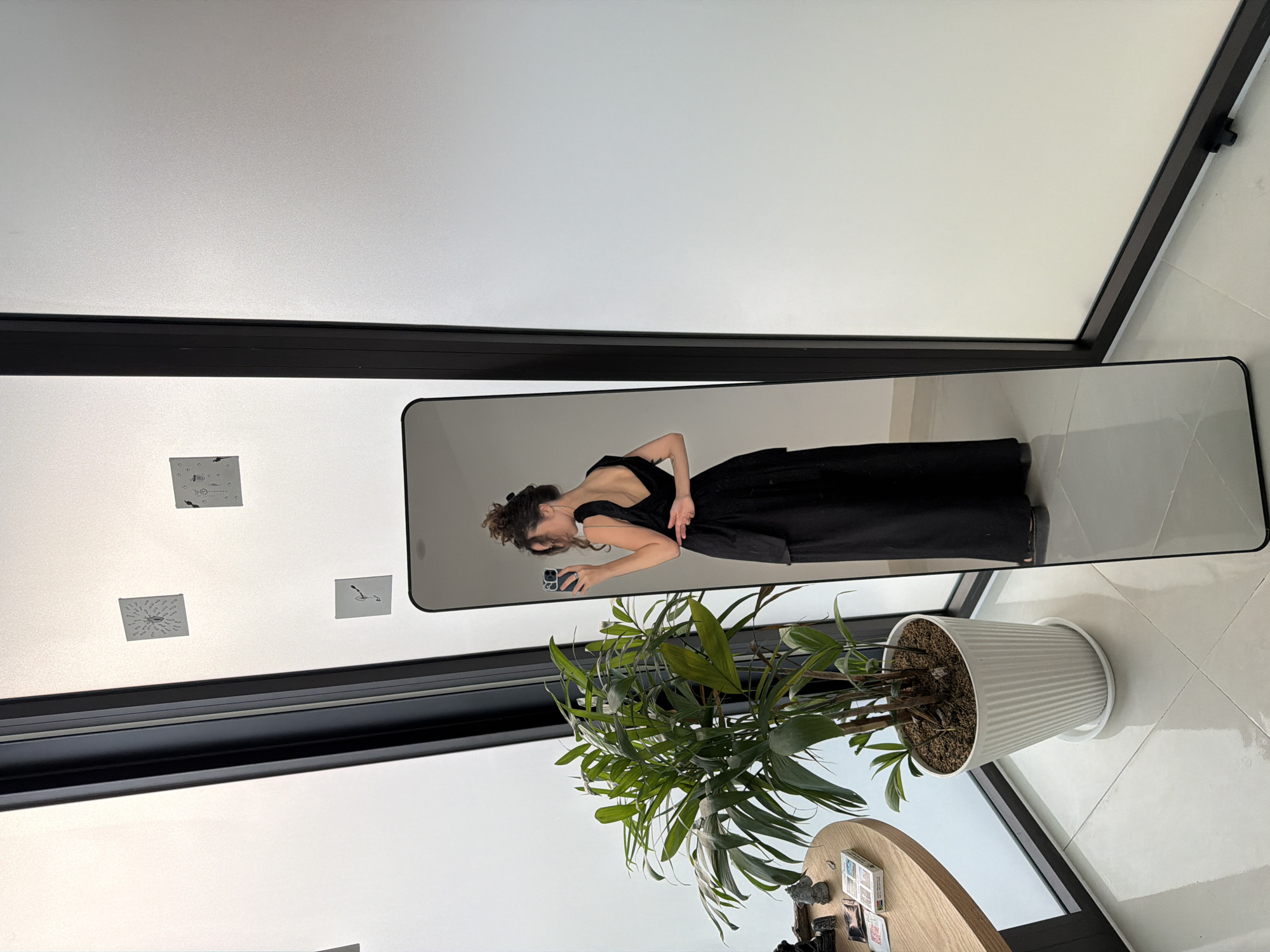 Woman takes mirror selfies in Đà Nẵng indoor location