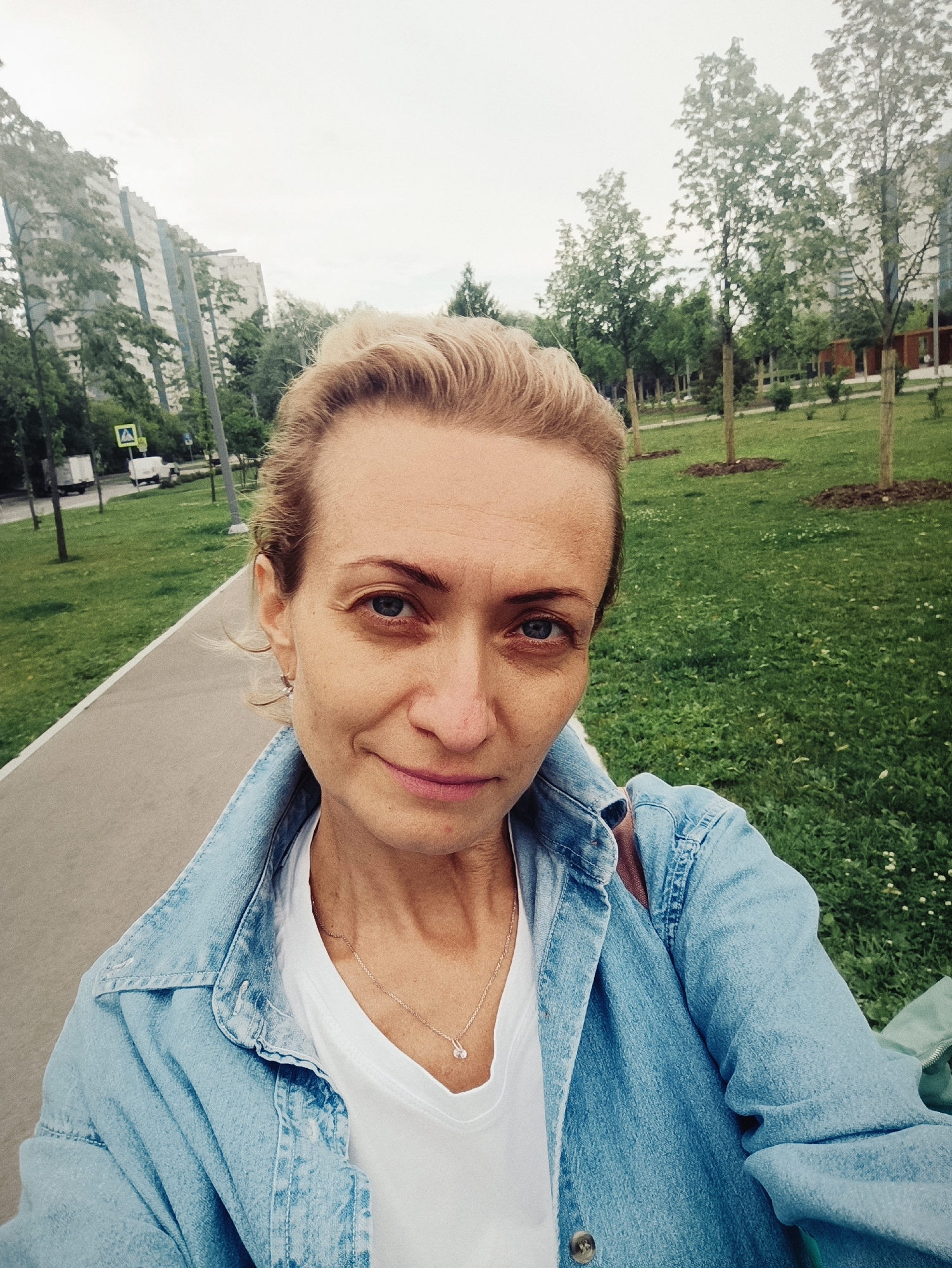 Selfie session in a Moscow park, mid-July afternoon