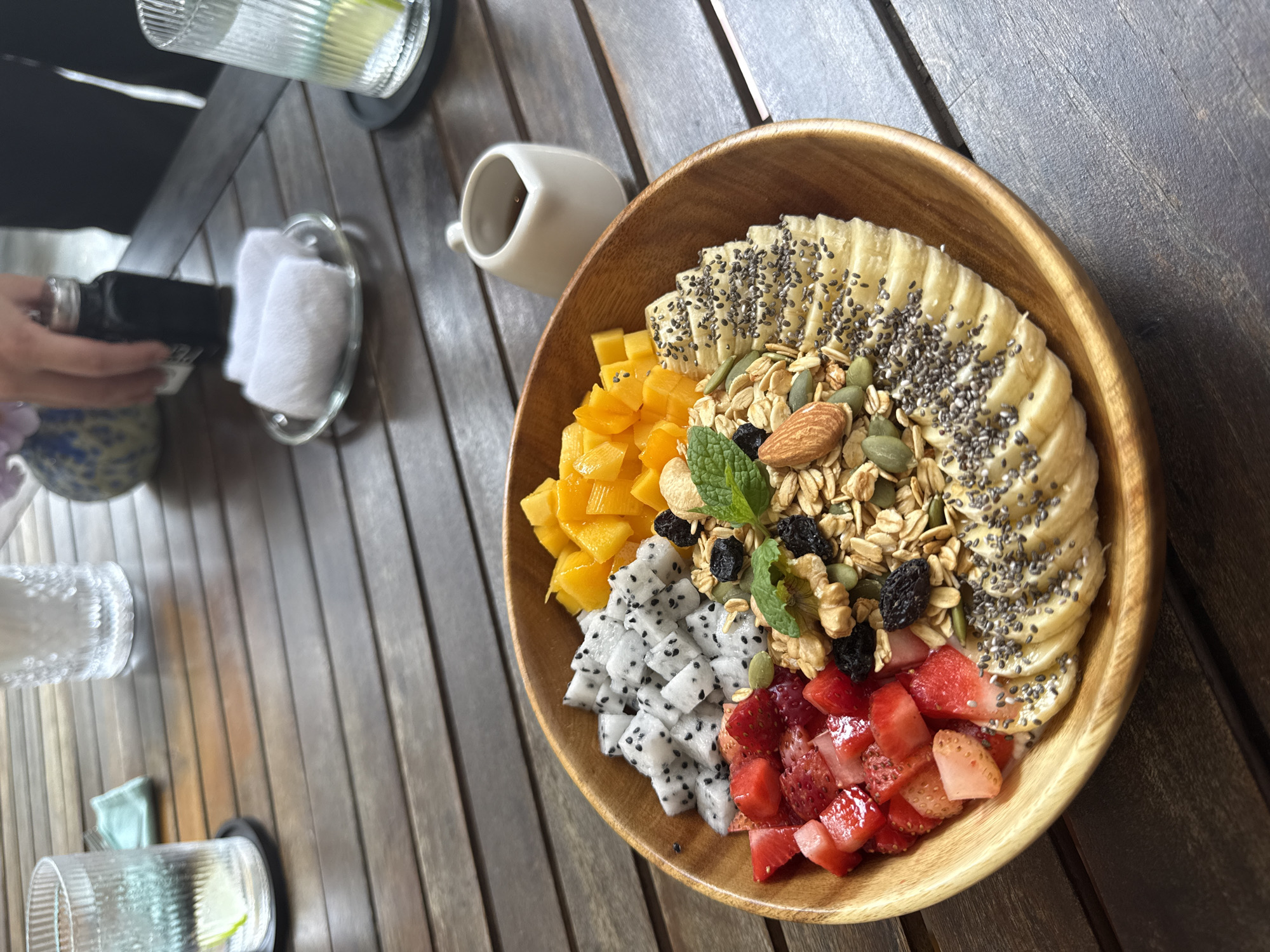 Early morning breakfast scene captured in Đà Nẵng