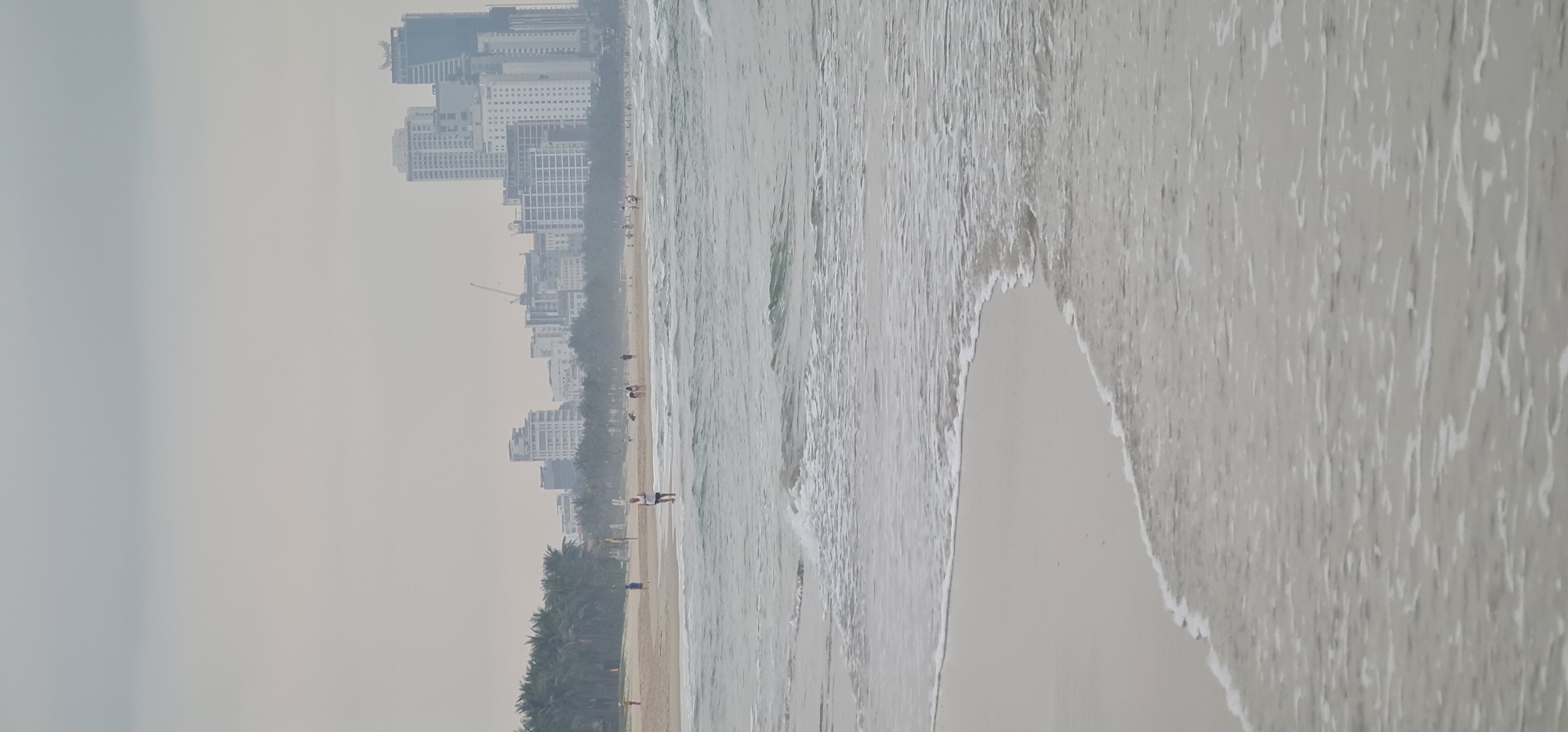 Overcast evening beach scene documented in Đà Nẵng, Vietnam